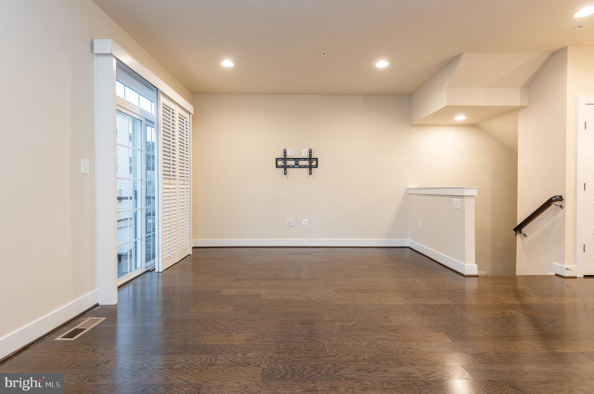 GLENMONT METROCENTRE - Residential Lease