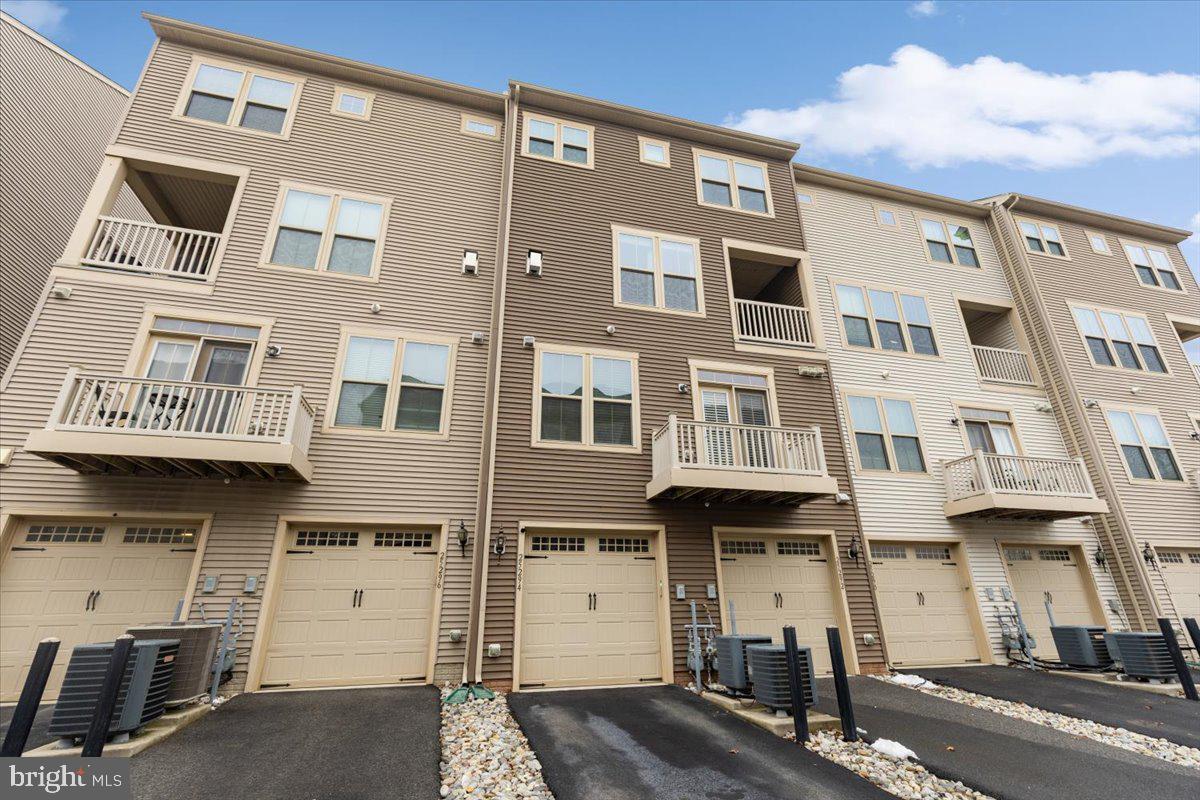 LOUDOUN CROSSING - Residential