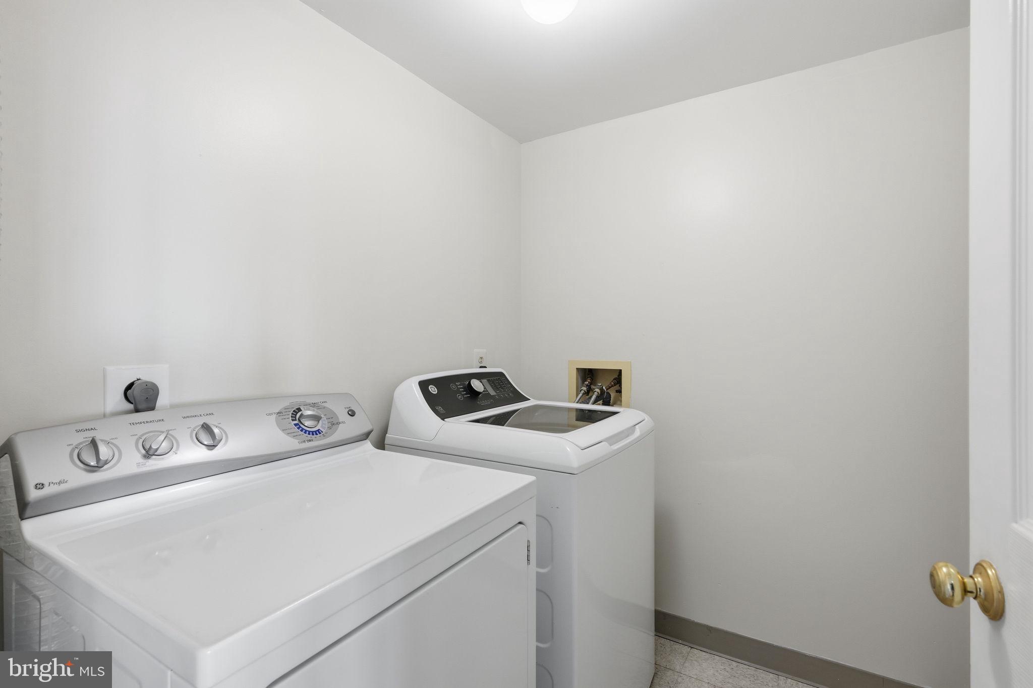 WHITLEY PARK CONDOMINIUM - Residential