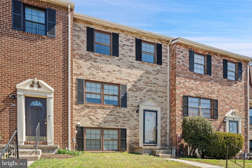 ONE OF THE  LARGEST MODEL TOWN HOME WITH 4 BED ROOMS AND 2 FULL AND I HALF BATH AT BROADFIELD COMMUNITY.NEW CARPET & LAMINATED FLOORING.ALL NEW APPLIANCES, CENTRAL AIR, FINISHED BASEMENT WITH ONE BEDROOM & HALF BATH, WOODEN FIRE PLACE, NEW  GRANITE COUNTERTOPS IN THE KITCHEN, FENCED BACKYARD. EASY TO SHOW.