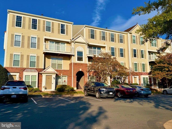 Photo 1 of 32 — 46924 COURTYARD SQUARE 301, STERLING, VA 20164
