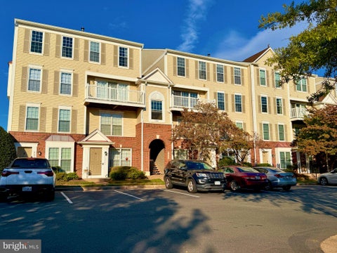 Townhouse For Rent - 46924 Courtyard Square #301<br/> STERLING, VA 20164