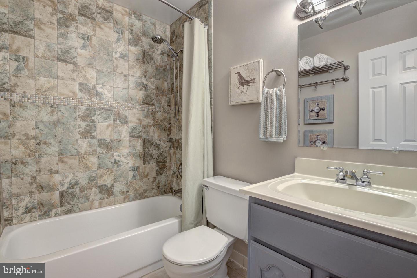 VILLA D ESTE VILLAGE - Residential Lease