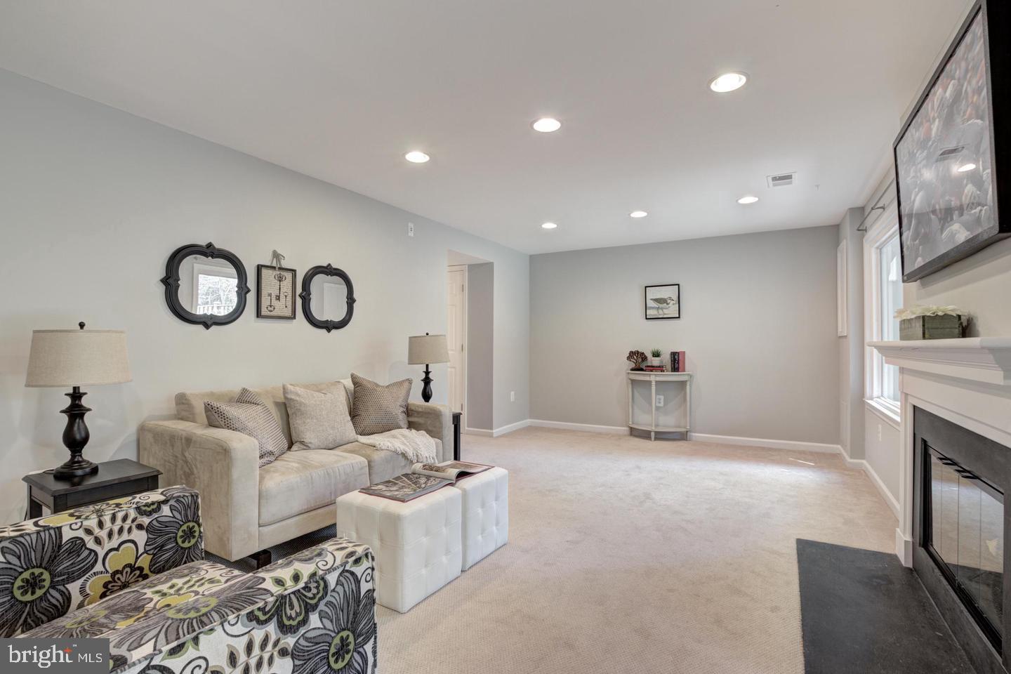 VILLA D ESTE VILLAGE - Residential Lease