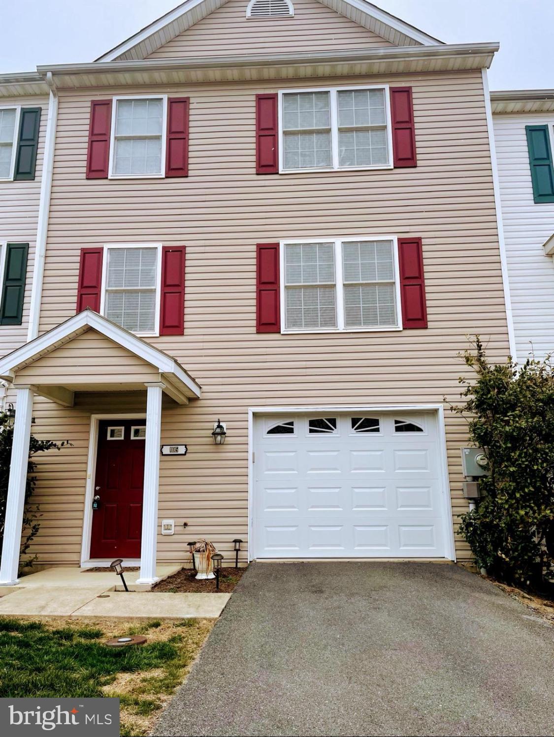 Amazing 3-bedroom 3 bathrooms Townhouse with car garage and a beautiful community in Winchester.