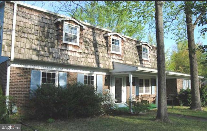 Great home in nice neighborhood! 6 bedrooms, 3.5 bathrooms. Freshly painted walls. Master bedroom has attached full bathroom. Specious kitchen with table space and separate dining room.  New grain counter top. Family room has large brick fireplace. Hard wood floor throughout the house and ceramic tiles in kitchen, bathrooms. Nice backyard with great patio and in-ground pool, perfect for entertaining your family and friends. This is one you don't want to miss. Home warranty provided by the seller.