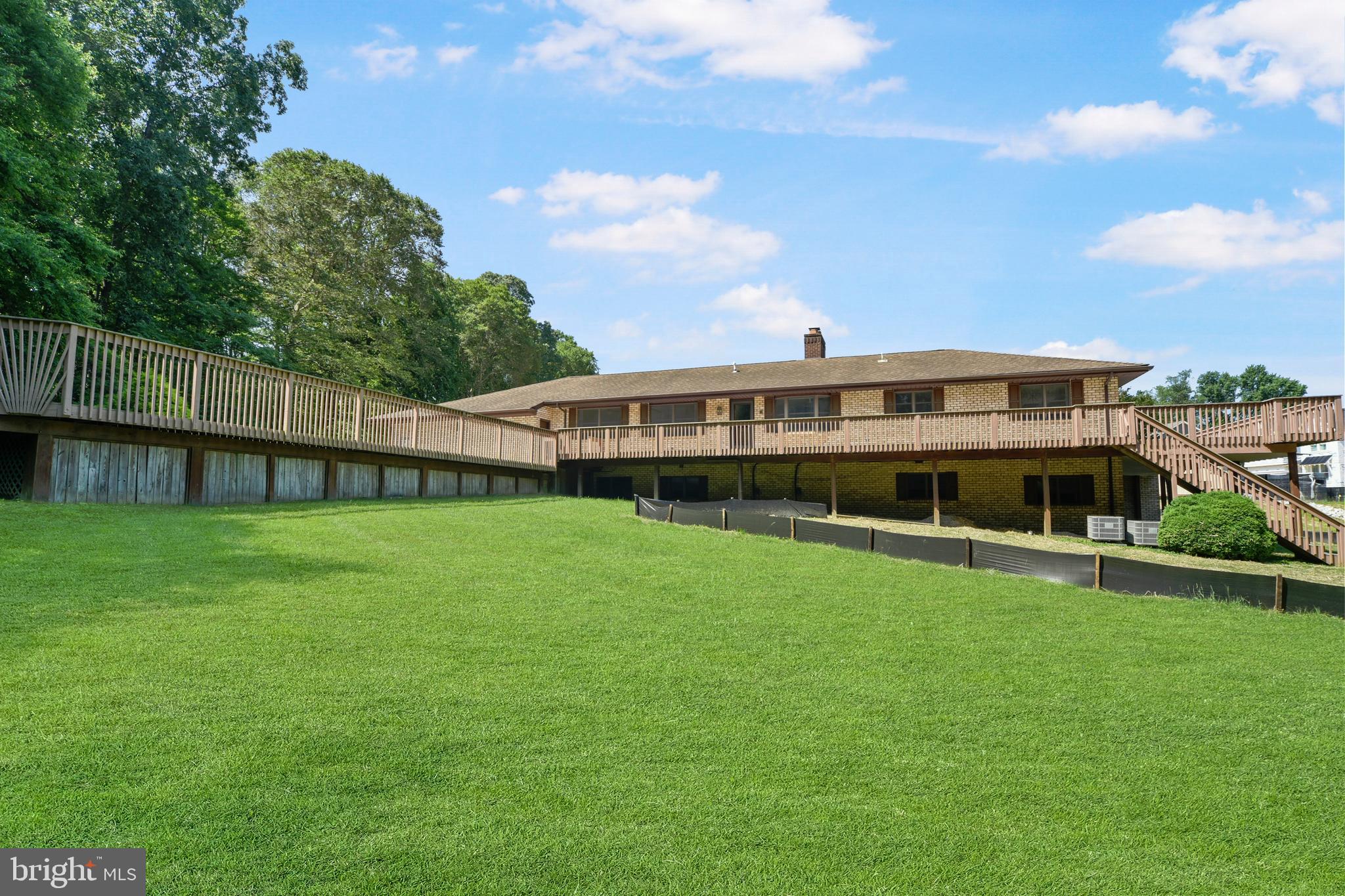 1623 SHADY TREE COURT