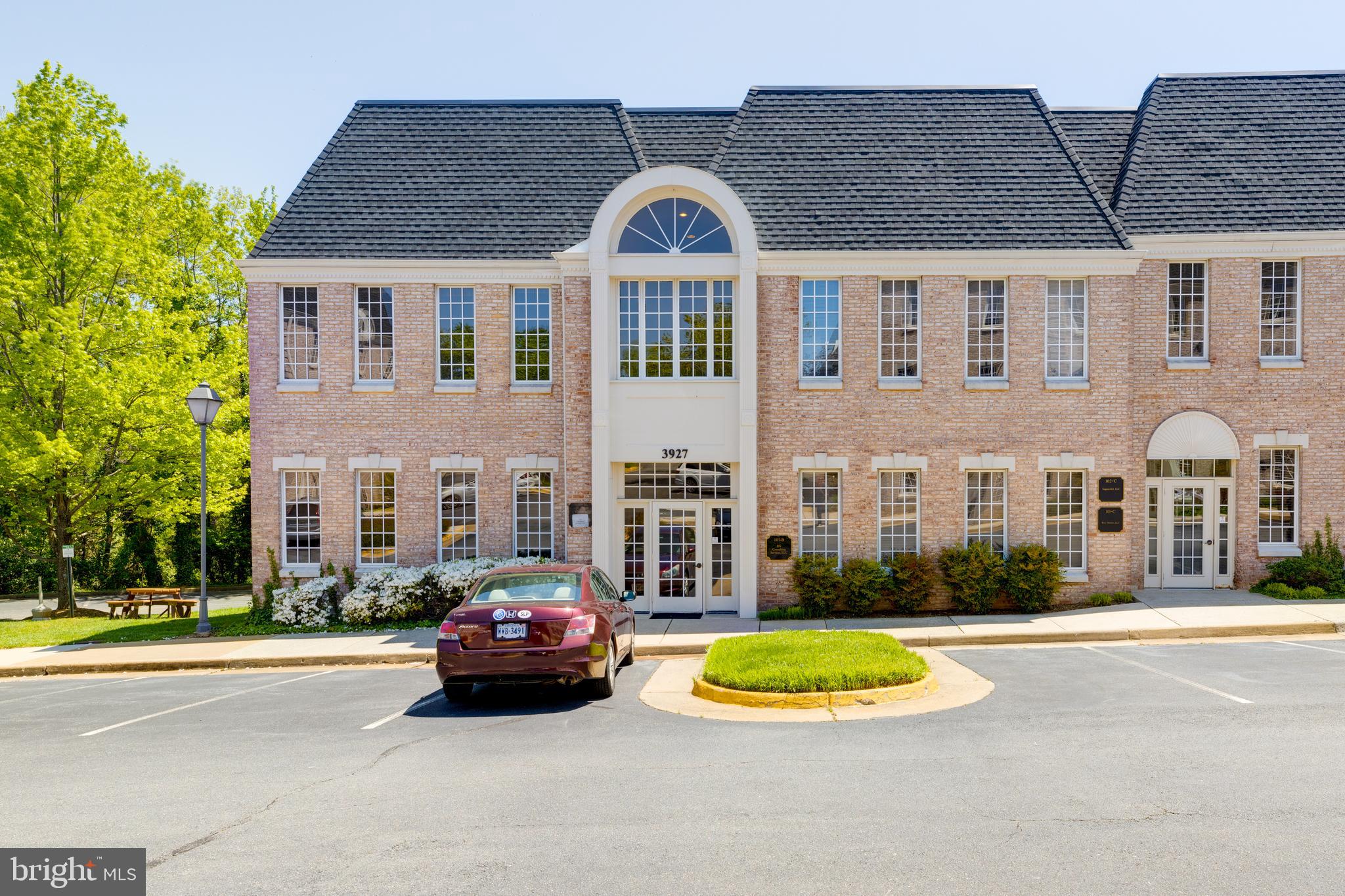 FAIRFAX COMMONS - Commercial Lease