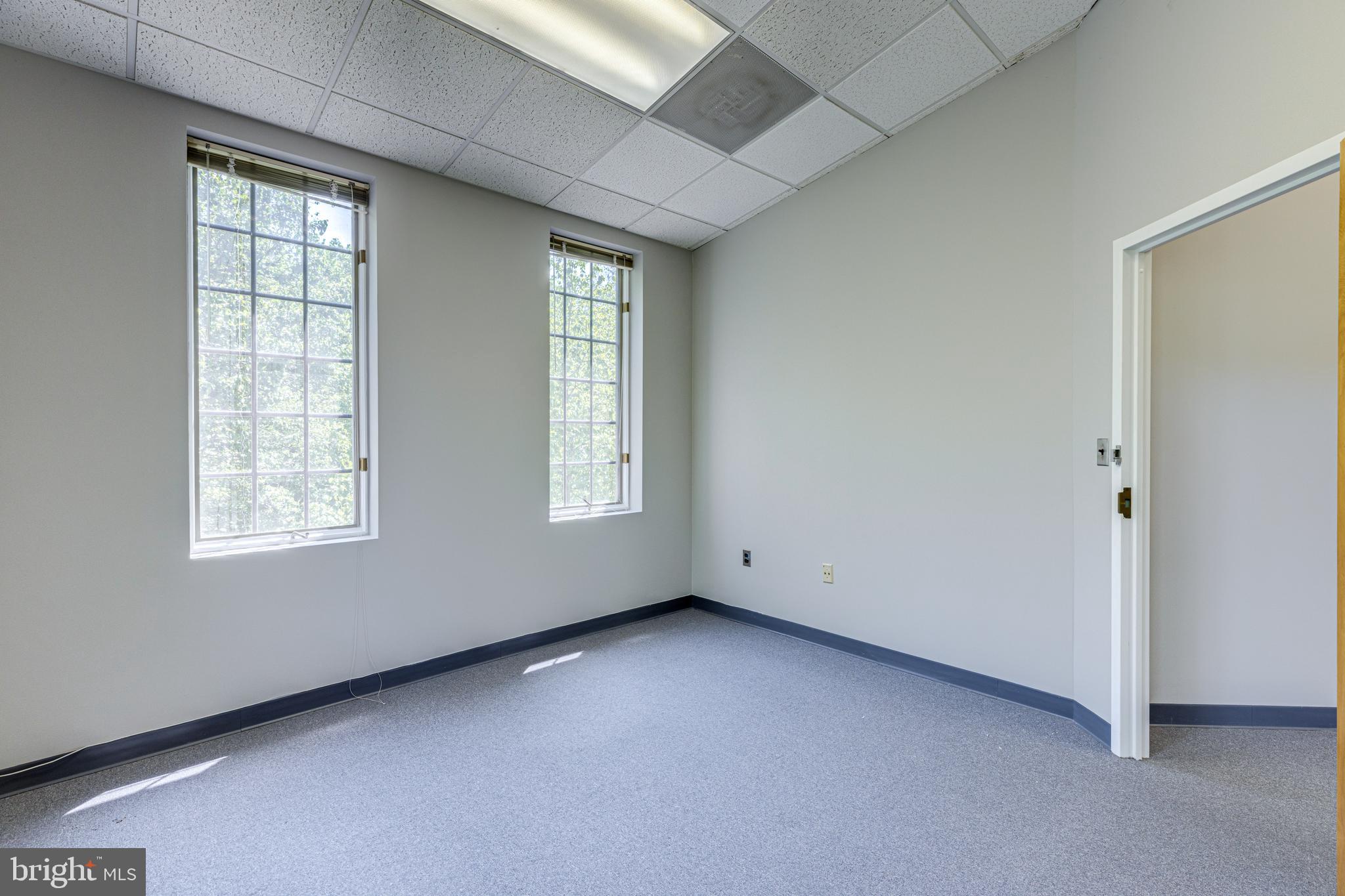 FAIRFAX COMMONS - Commercial Lease