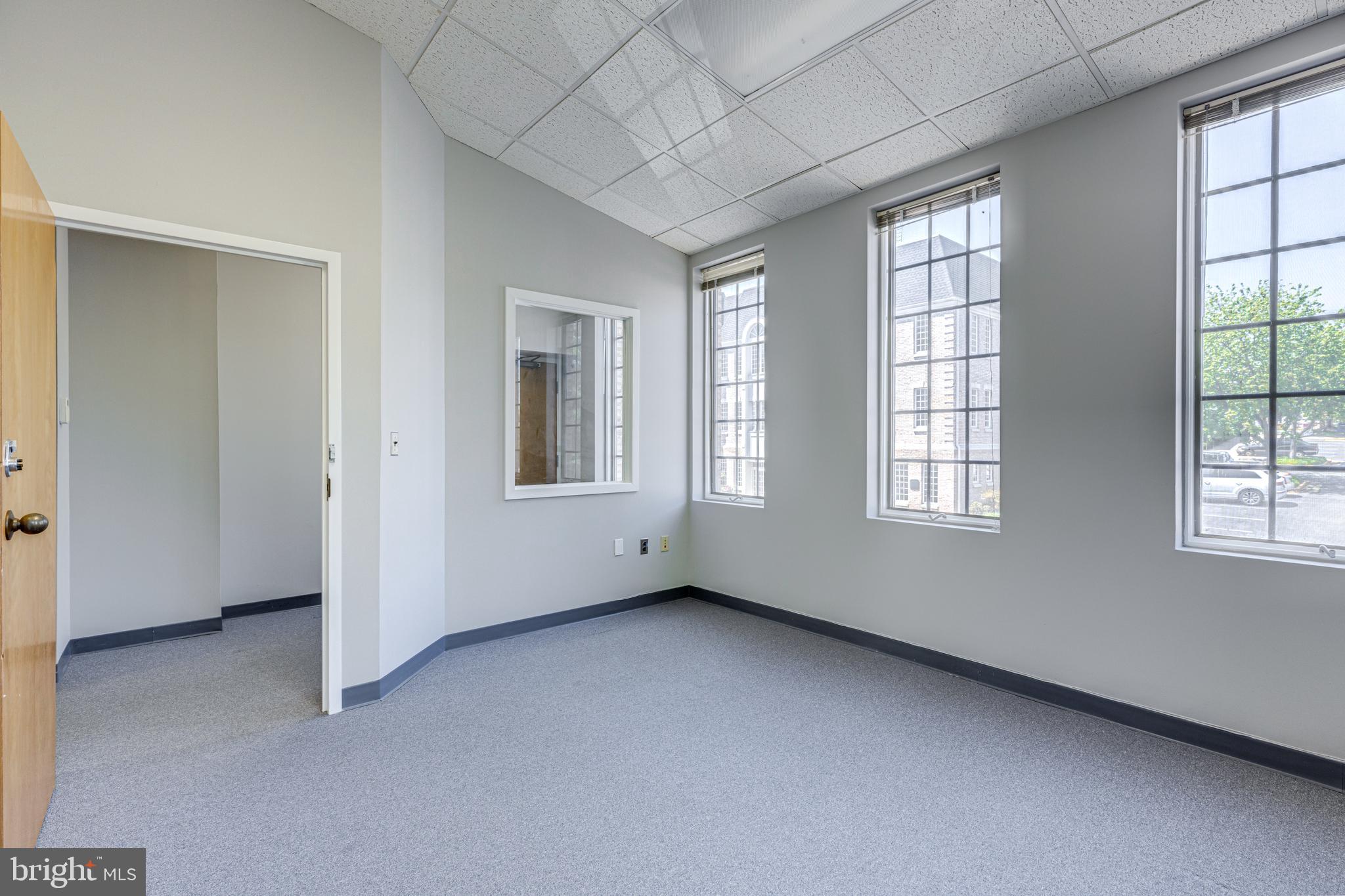 FAIRFAX COMMONS - Commercial Lease