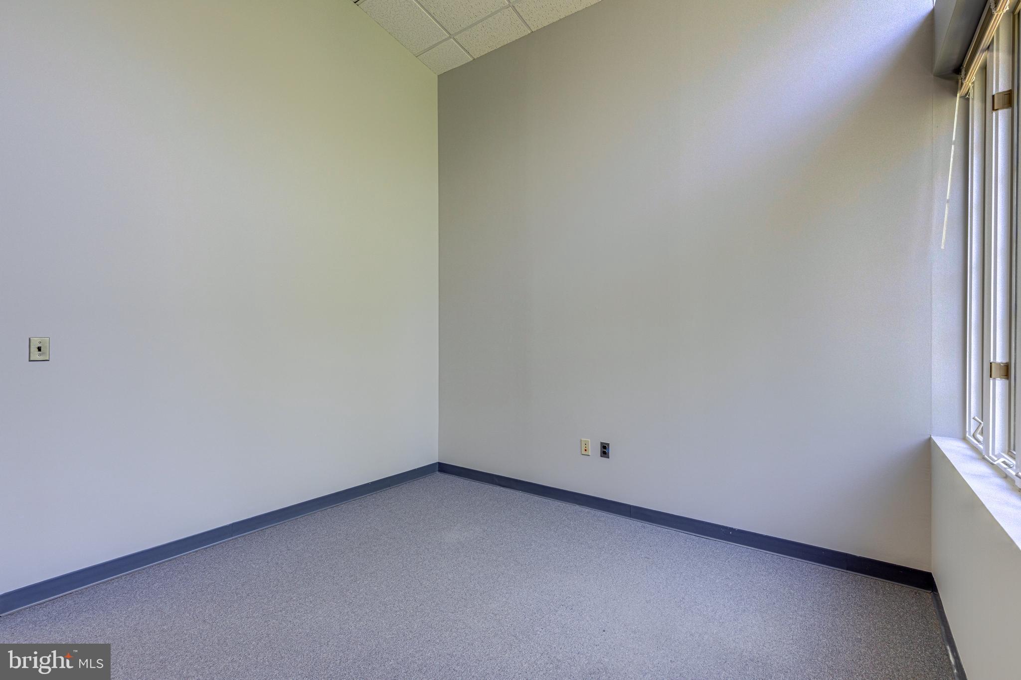 FAIRFAX COMMONS - Commercial Lease