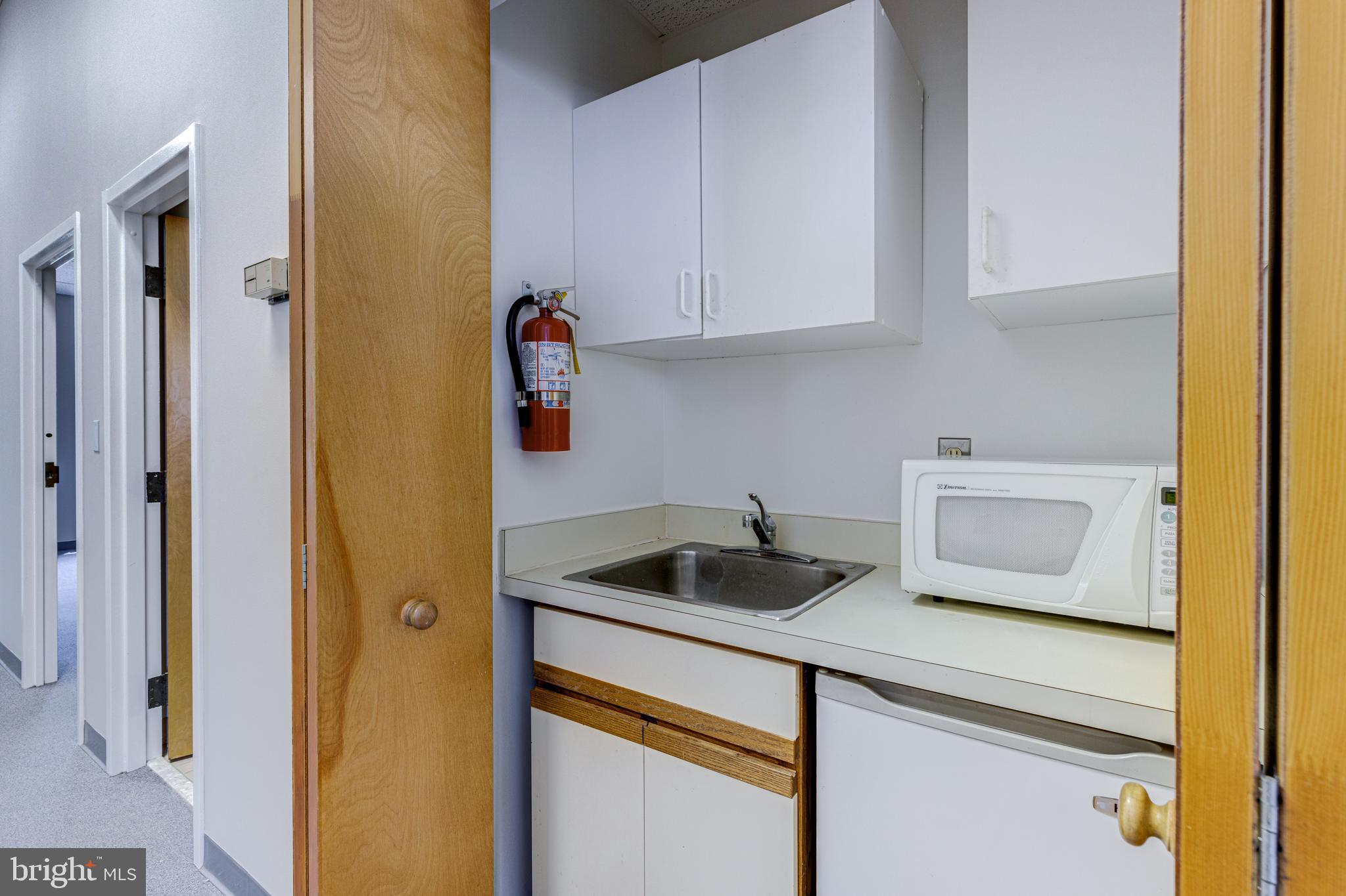 FAIRFAX COMMONS - Commercial Lease