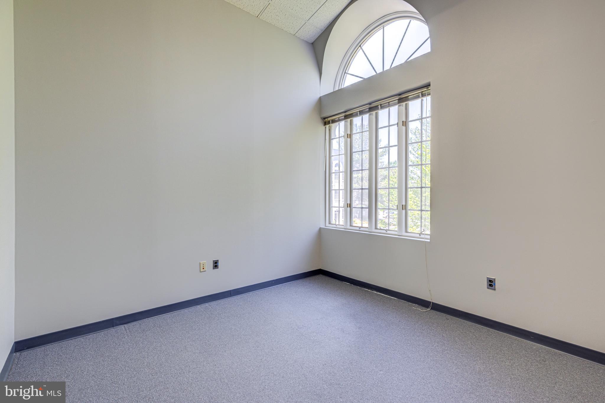 FAIRFAX COMMONS - Commercial Lease