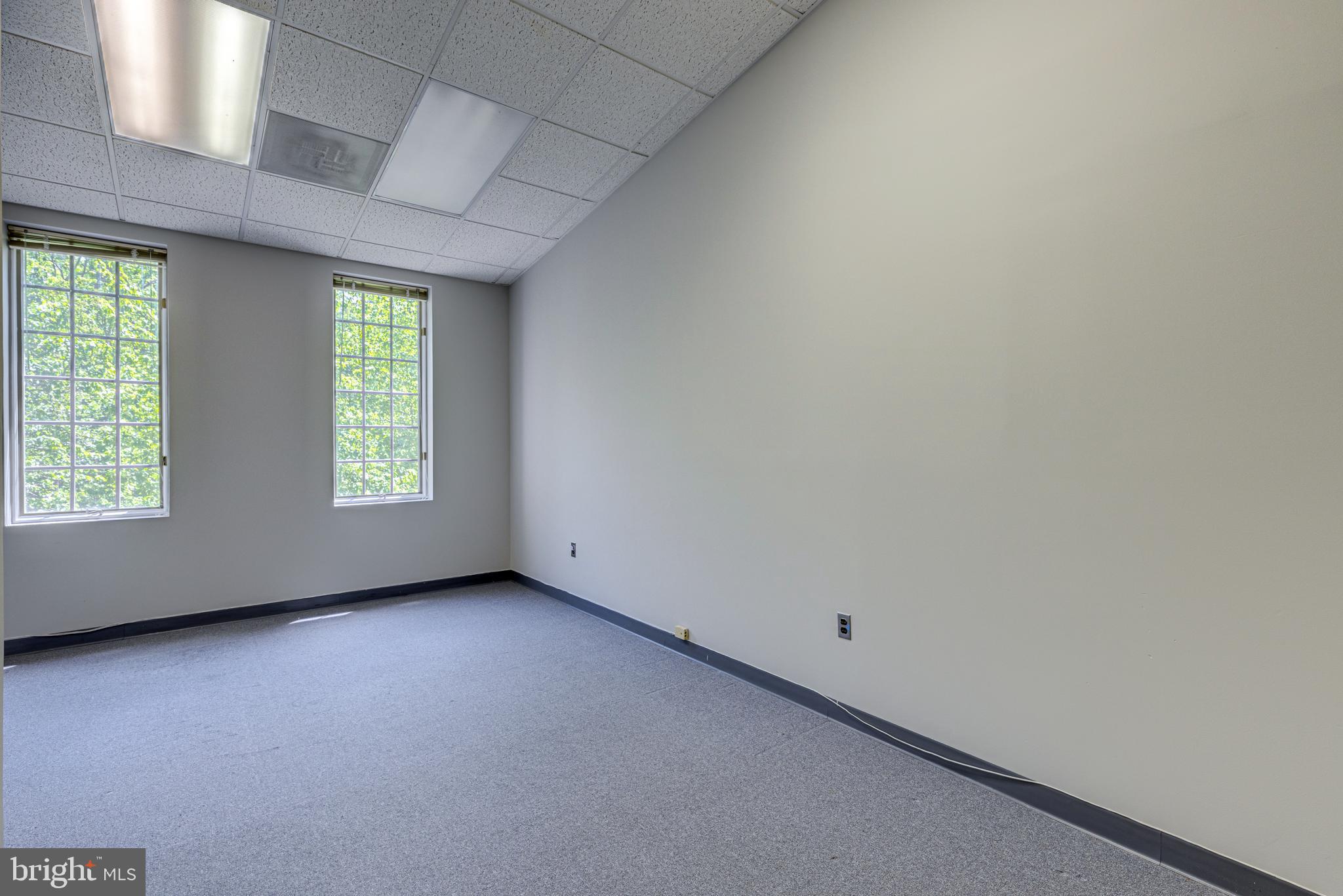 FAIRFAX COMMONS - Commercial Lease