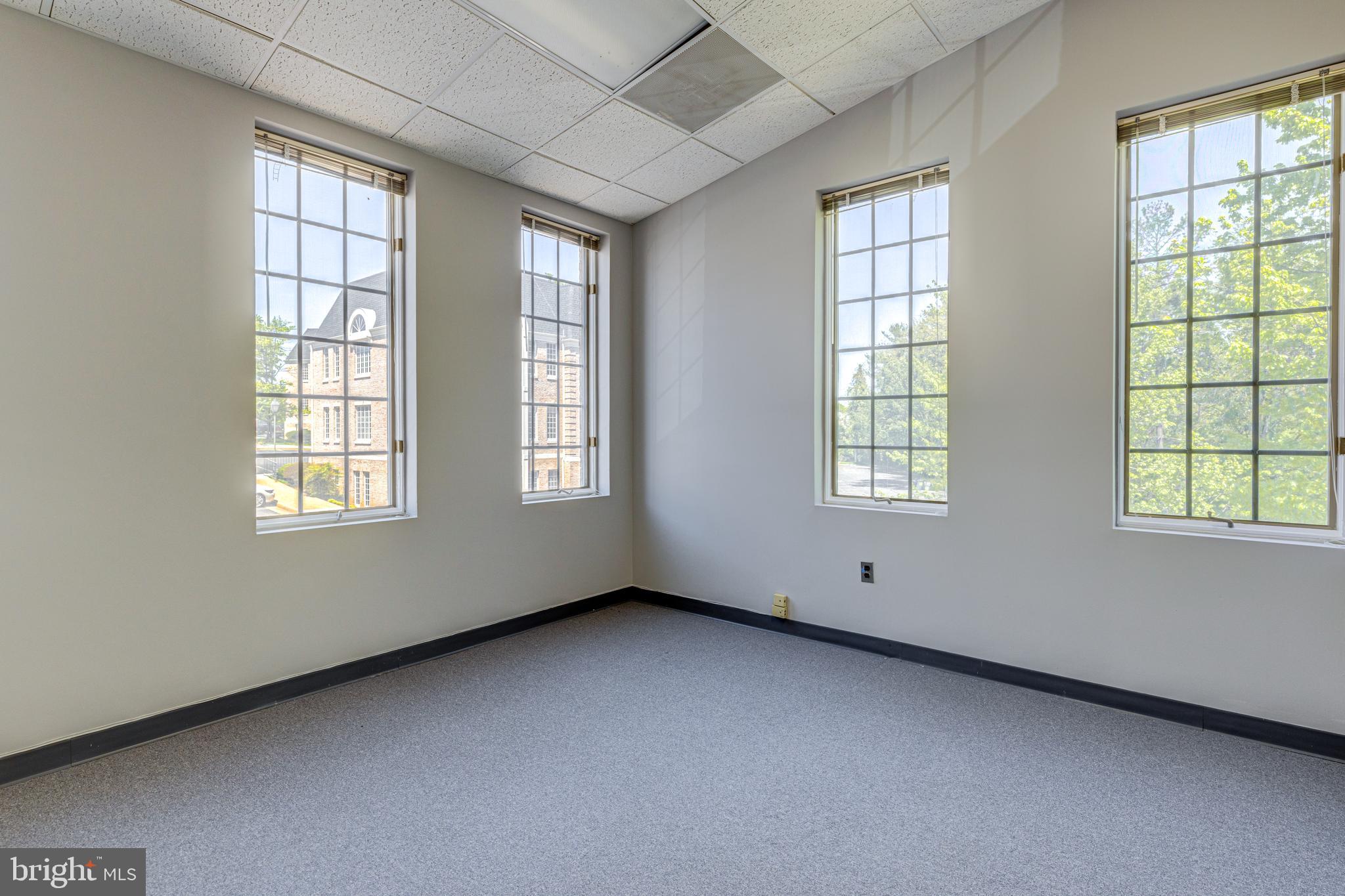 FAIRFAX COMMONS - Commercial Lease