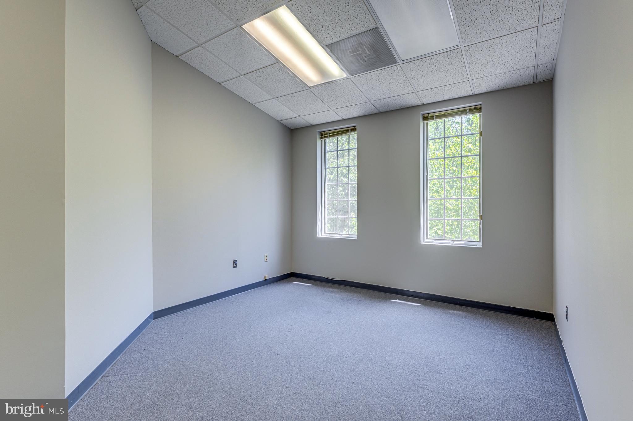 FAIRFAX COMMONS - Commercial Lease