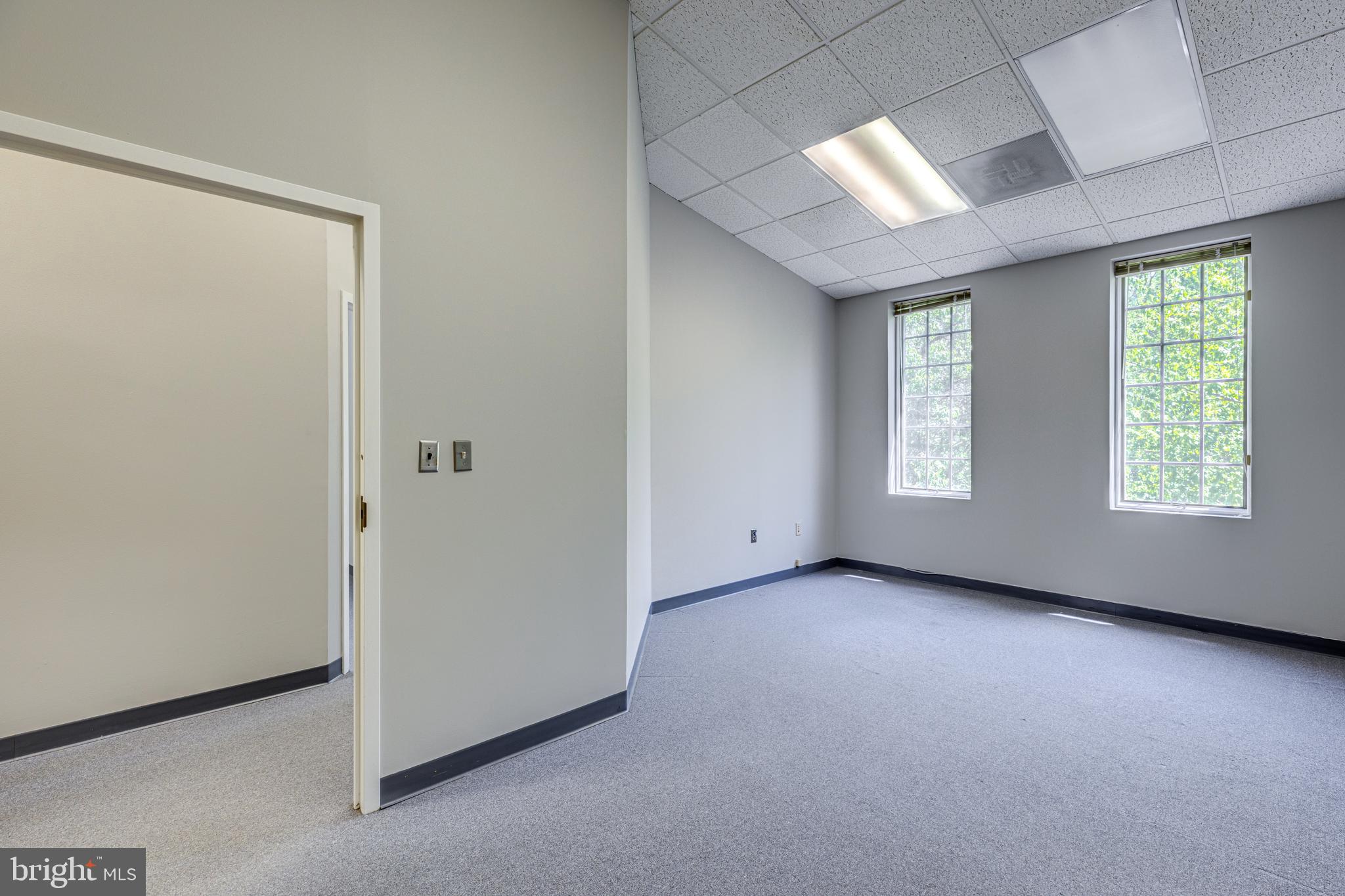 FAIRFAX COMMONS - Commercial Lease