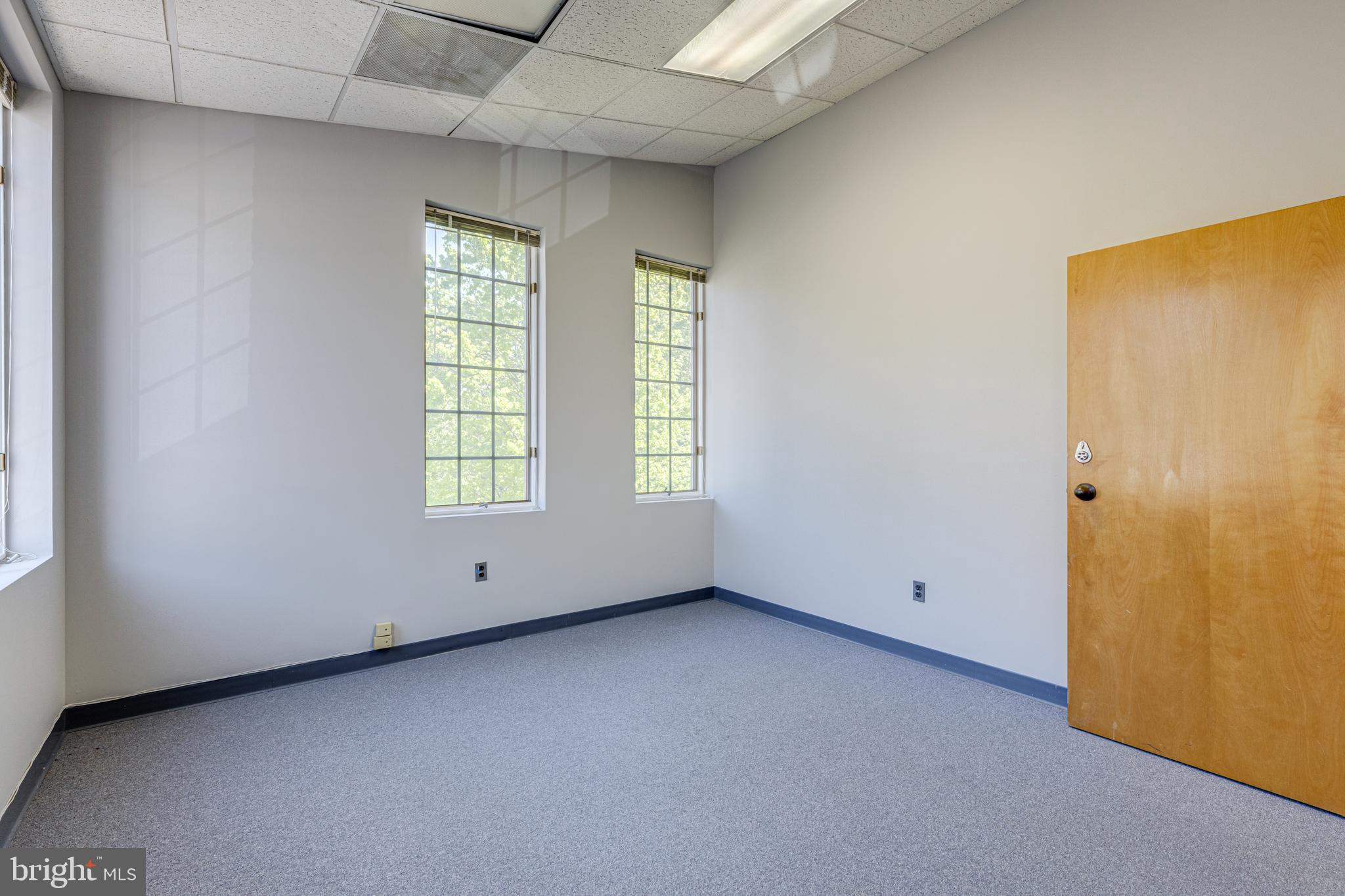 FAIRFAX COMMONS - Commercial Lease