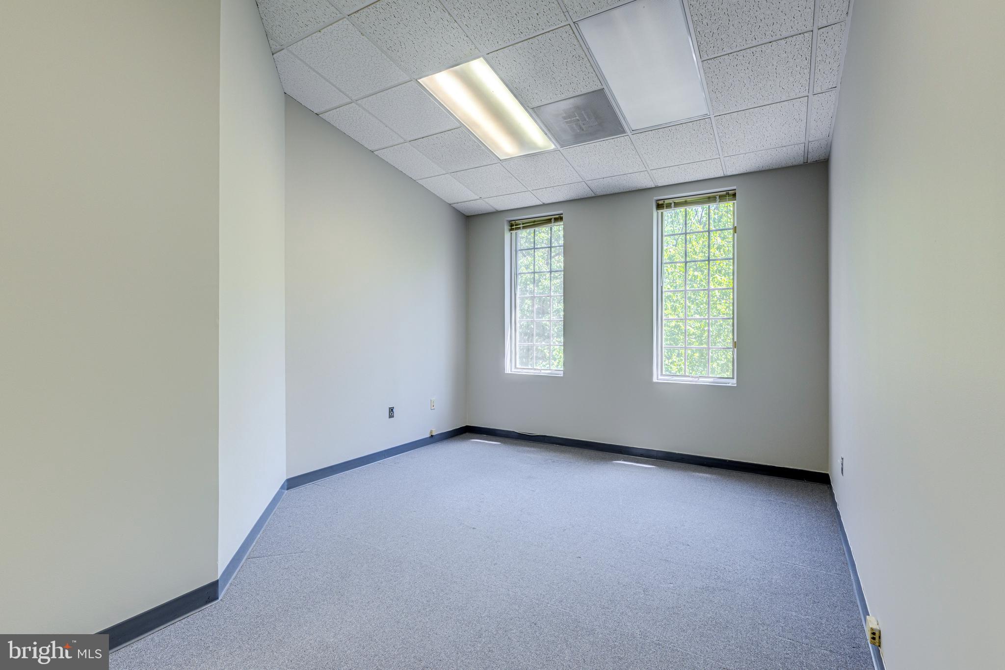 FAIRFAX COMMONS - Commercial Lease