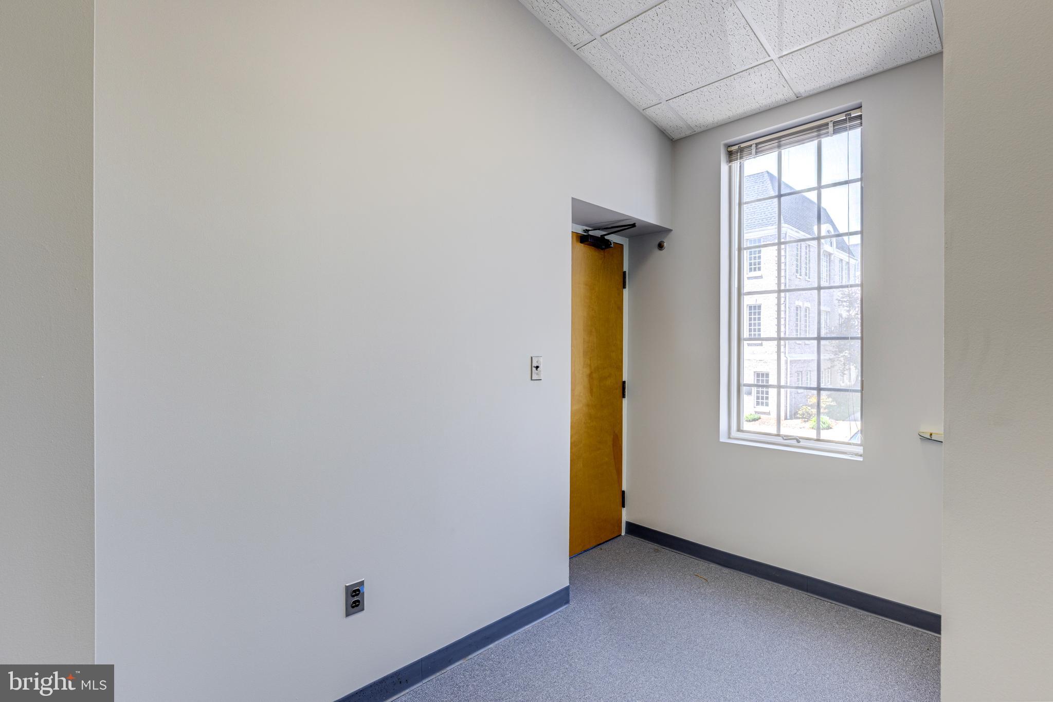 FAIRFAX COMMONS - Commercial Lease