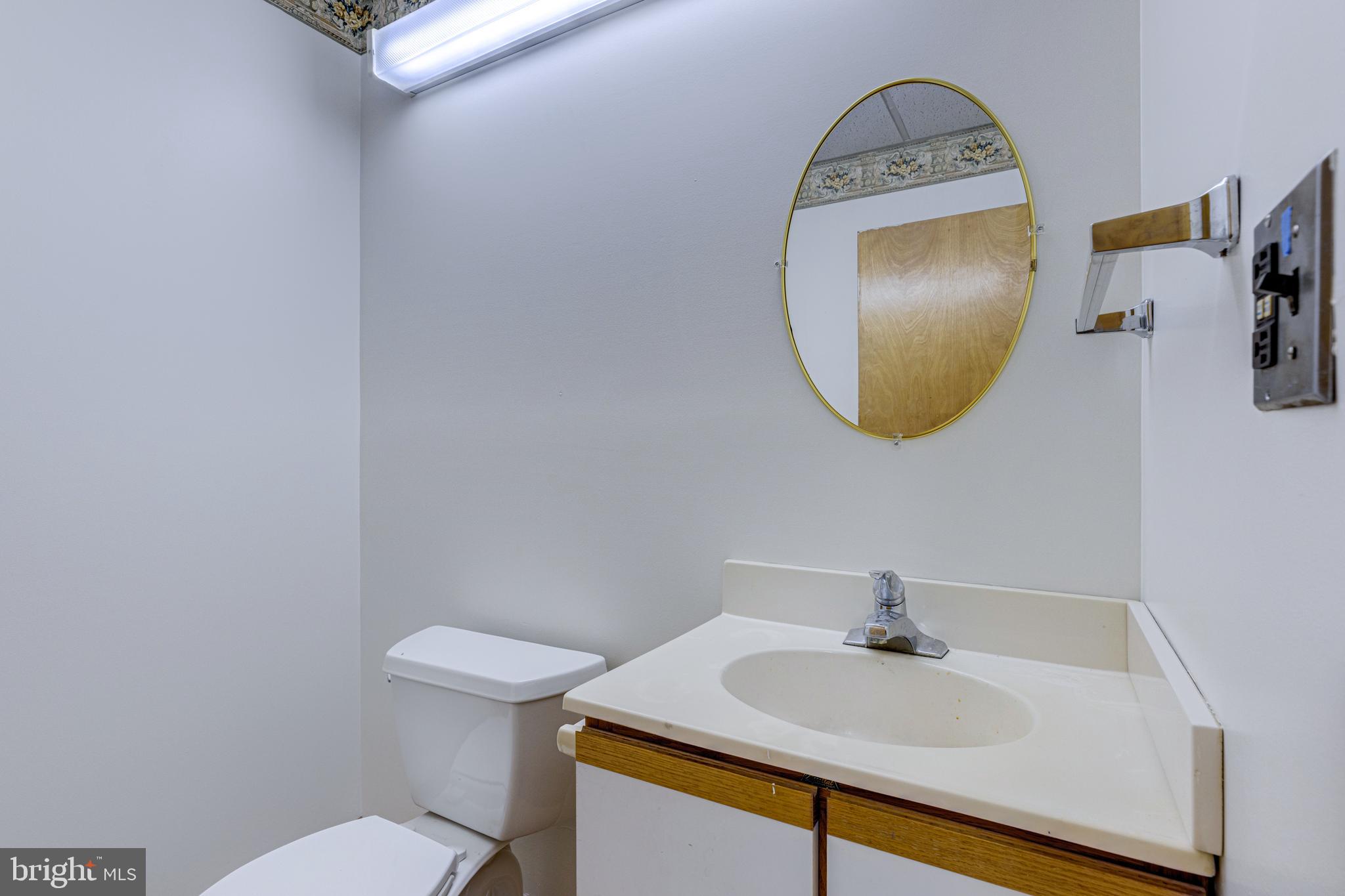 FAIRFAX COMMONS - Commercial Lease