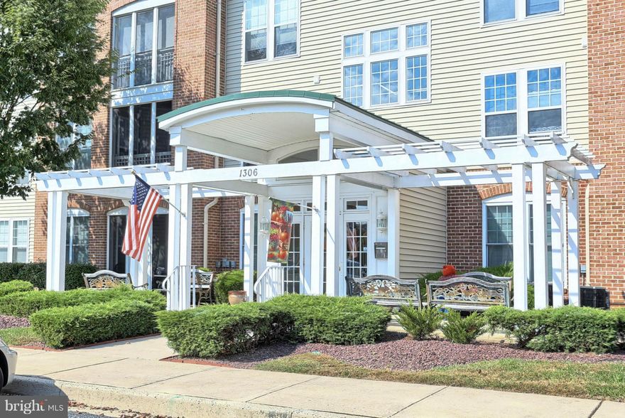 ! SELLER MOTIVATED !  TOP FLOOR LIVING AT ITS BEST IN THIS 2 BEDROOM, 2 BATH CONDO W/ ELEVATOR SERVICE. NETURALLY DECORATED SHOWING PRIDE OF OWNERSHIP, BOASTING OPEN EAT-IN KITCHEN, SEPERATE DINING, & OVERSIZED BEDROOMS. MASTER BATH FEATURES DOUBLE VANITY. ENCLOSED/SCREEN-IN PORCH &  COMMUNITY INCLUDES REC CENTER, OUTDOOR POOL, & TENNIS COURTS. TEMP EXTRA CONDO FEES REQ'D.