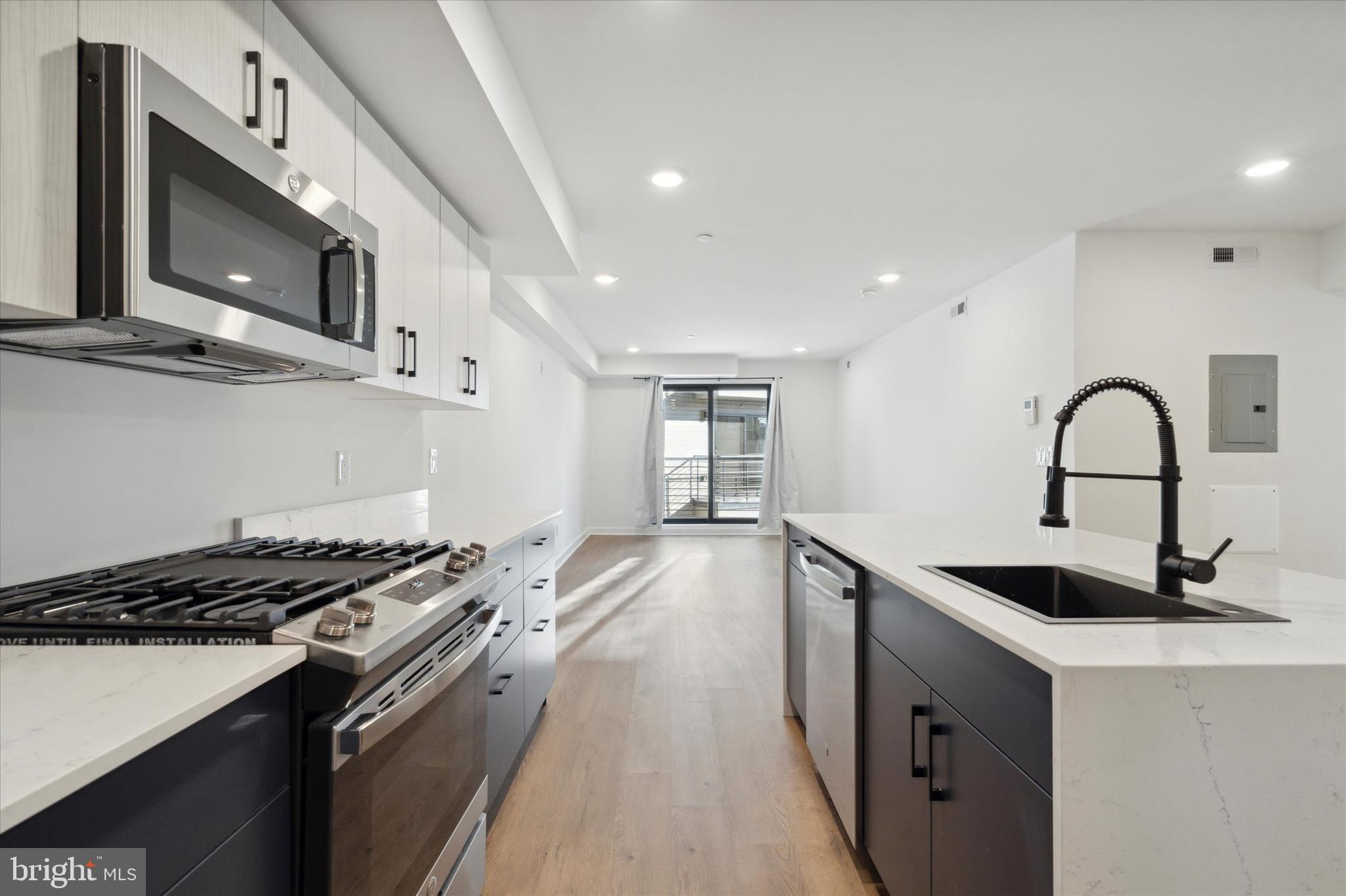 POINT BREEZE - Commercial Sale