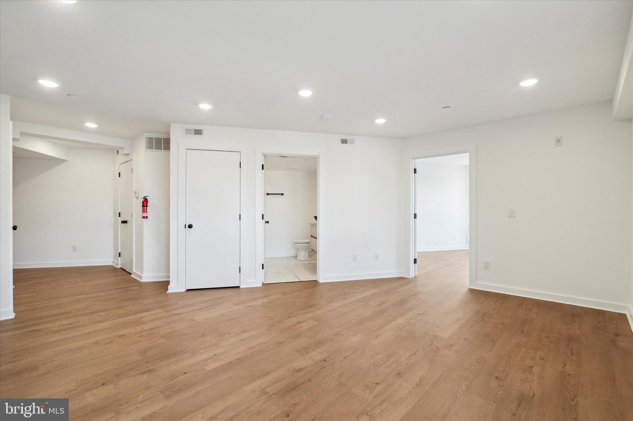 POINT BREEZE - Commercial Sale