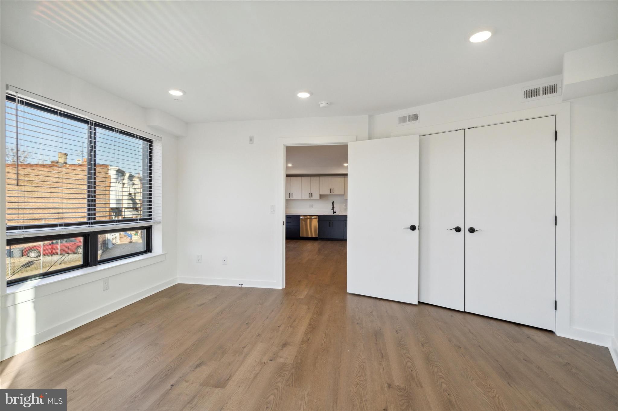 POINT BREEZE - Commercial Sale