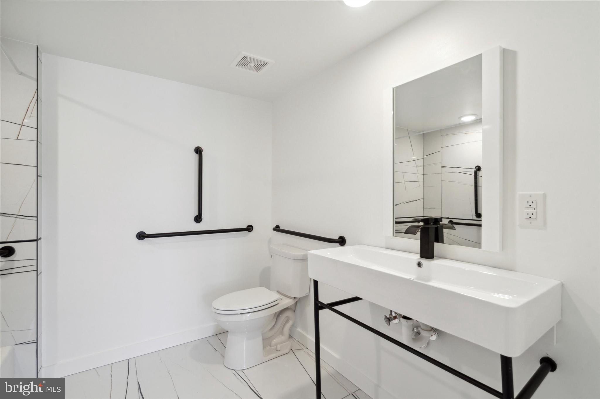 POINT BREEZE - Commercial Sale