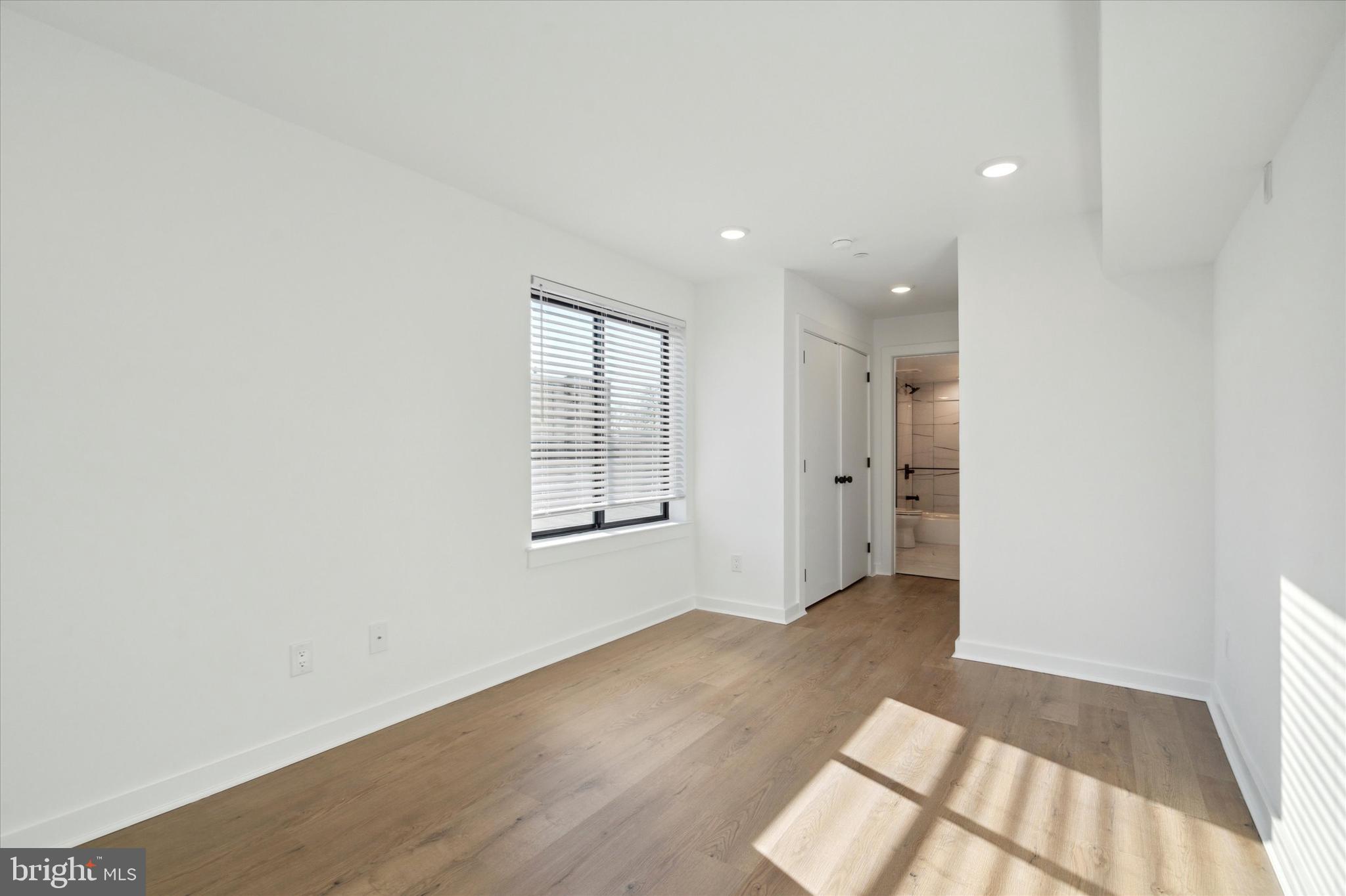 POINT BREEZE - Commercial Sale