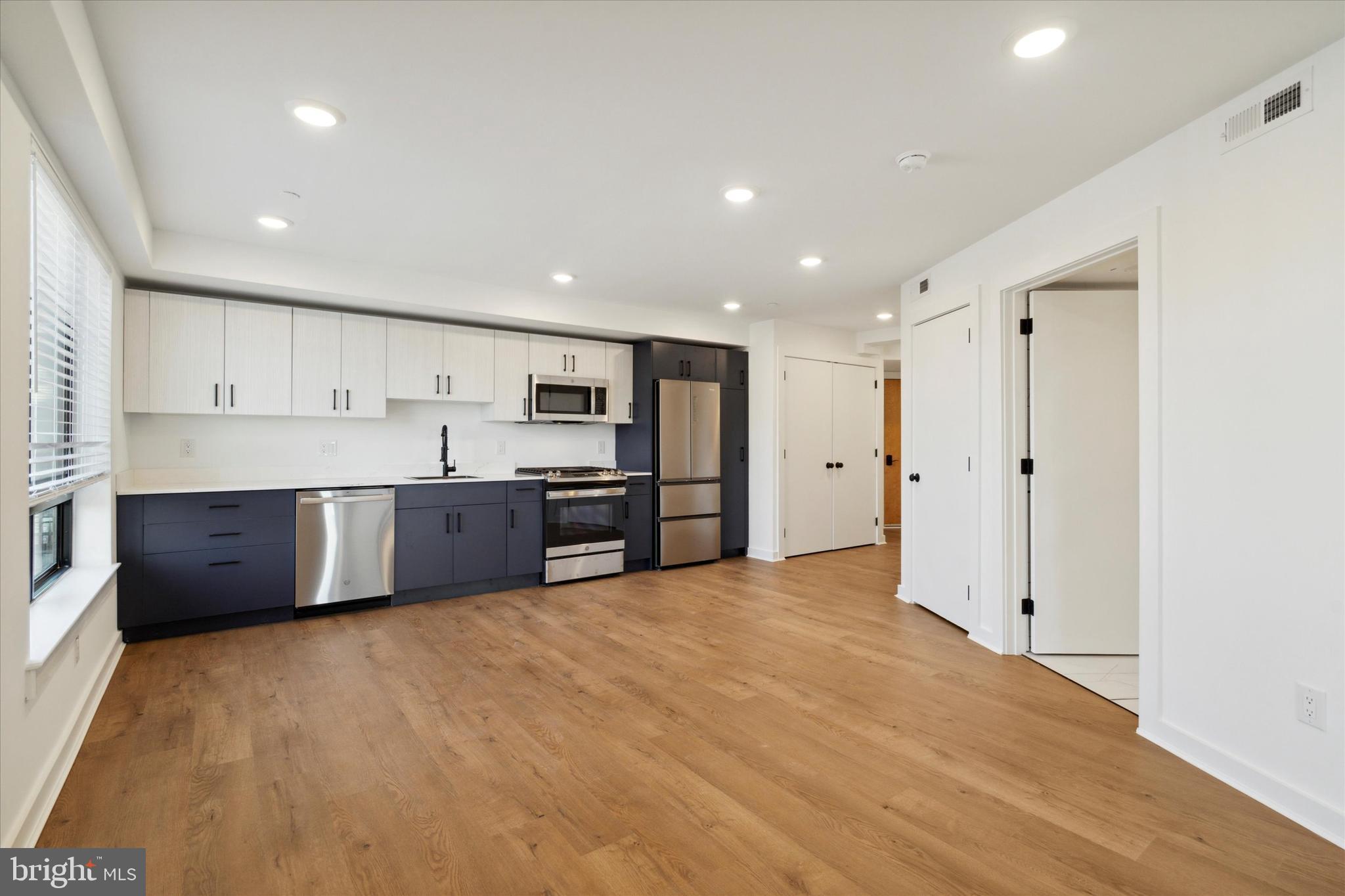 POINT BREEZE - Commercial Sale