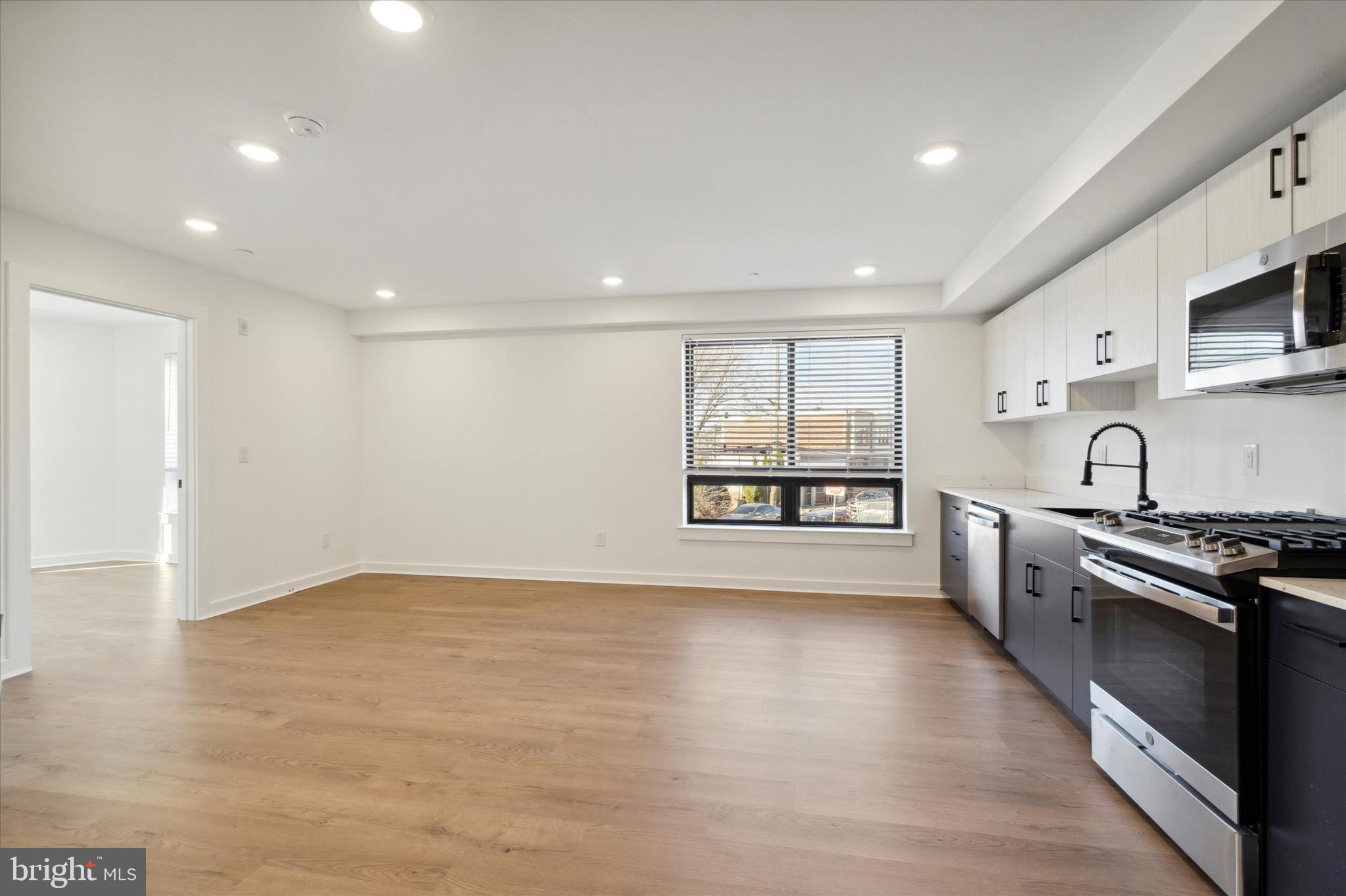 POINT BREEZE - Commercial Sale