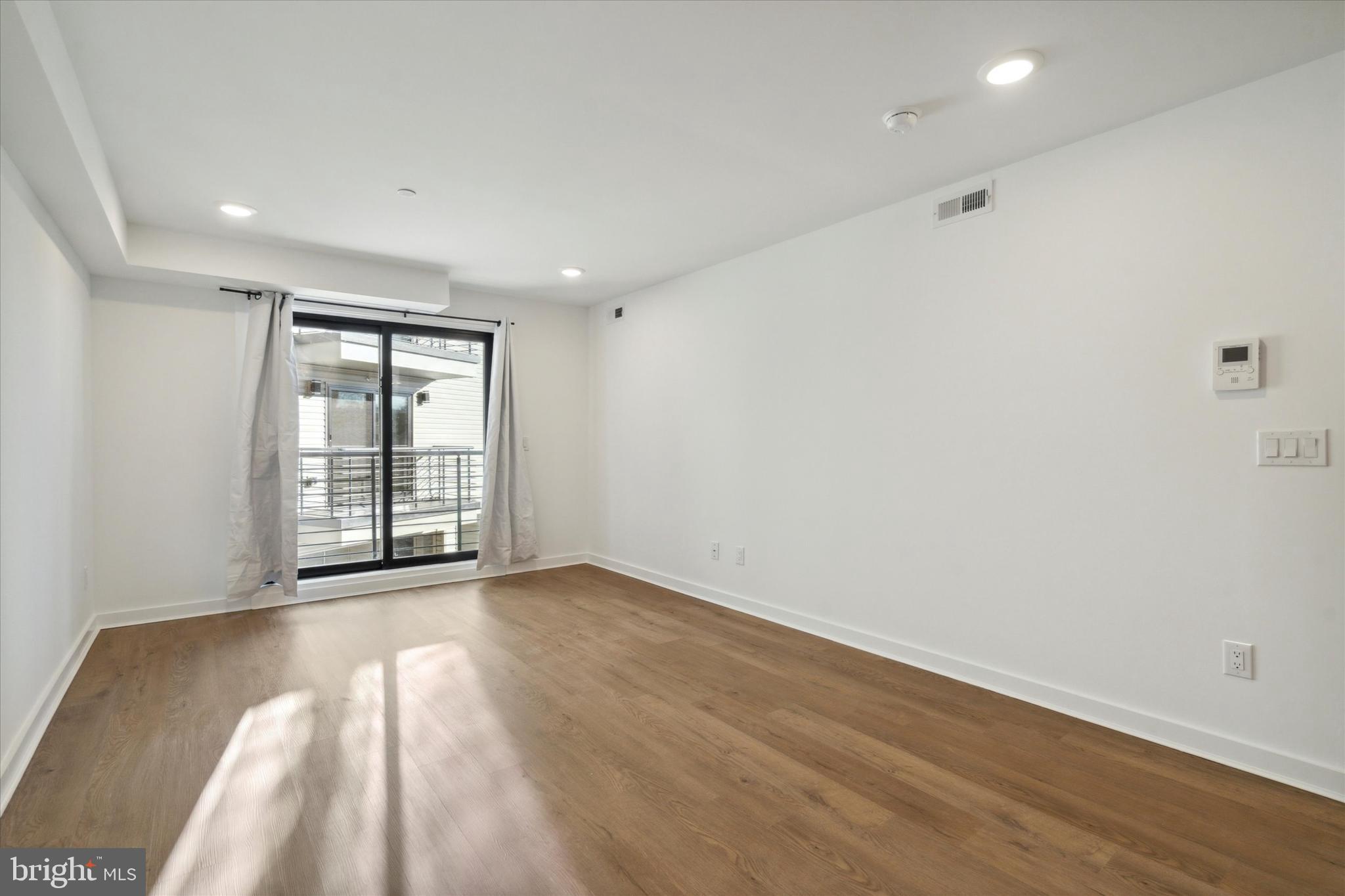 POINT BREEZE - Commercial Sale