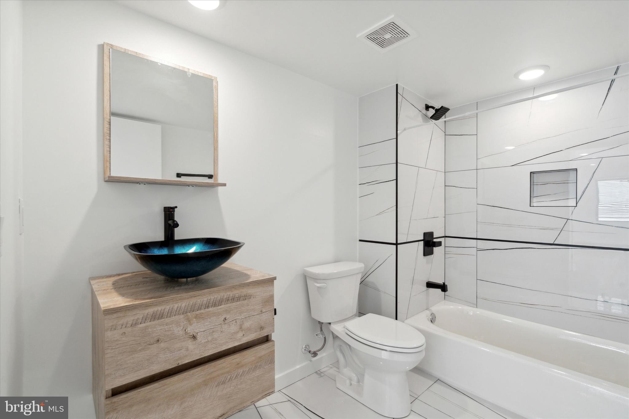 POINT BREEZE - Commercial Sale