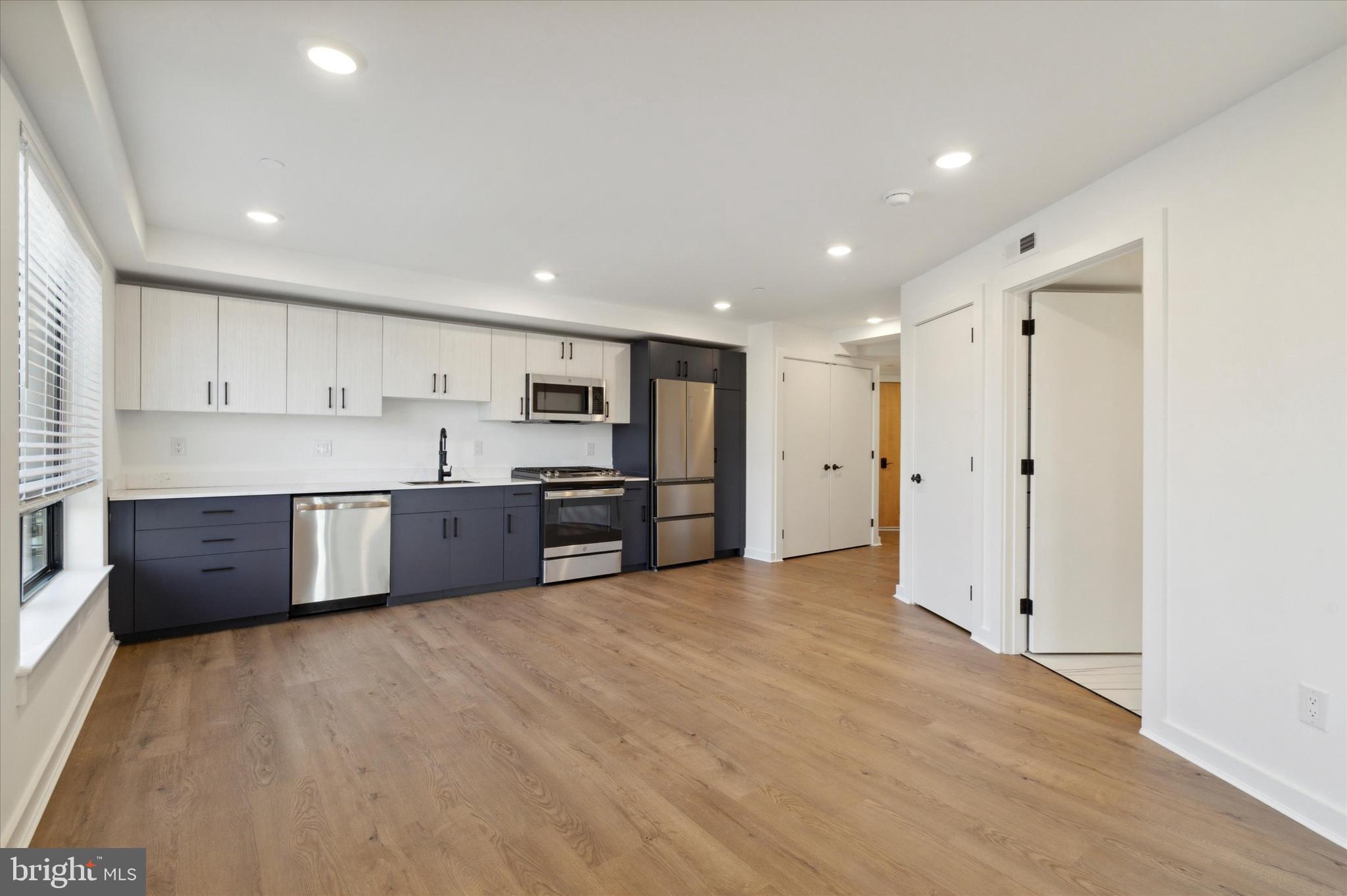 POINT BREEZE - Commercial Sale