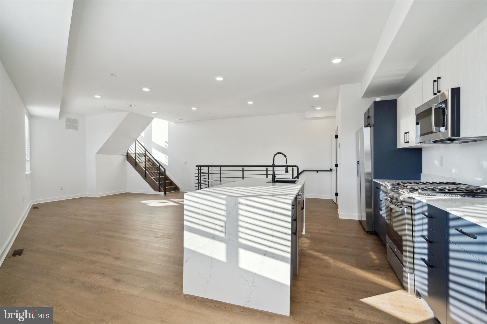 POINT BREEZE - Commercial Sale