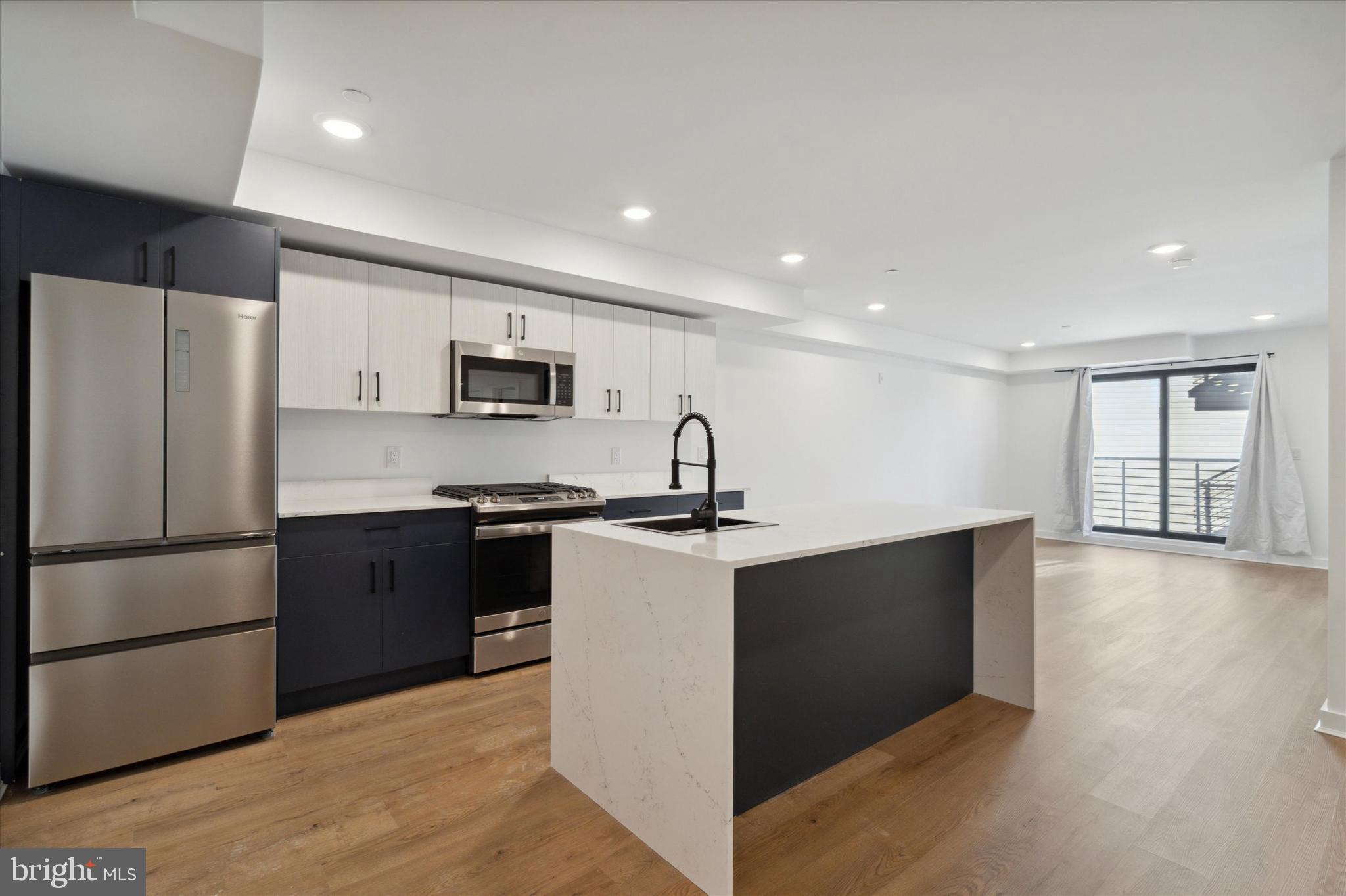 POINT BREEZE - Commercial Sale