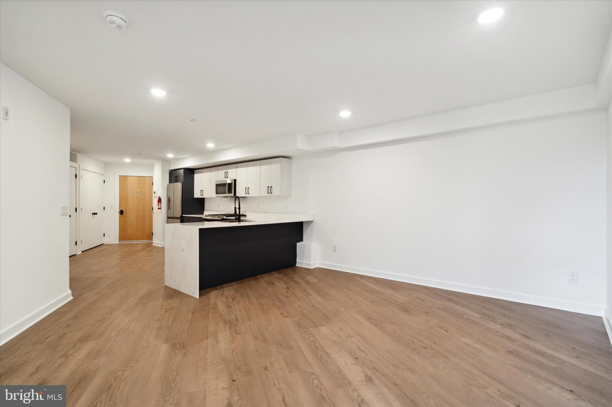 POINT BREEZE - Commercial Sale