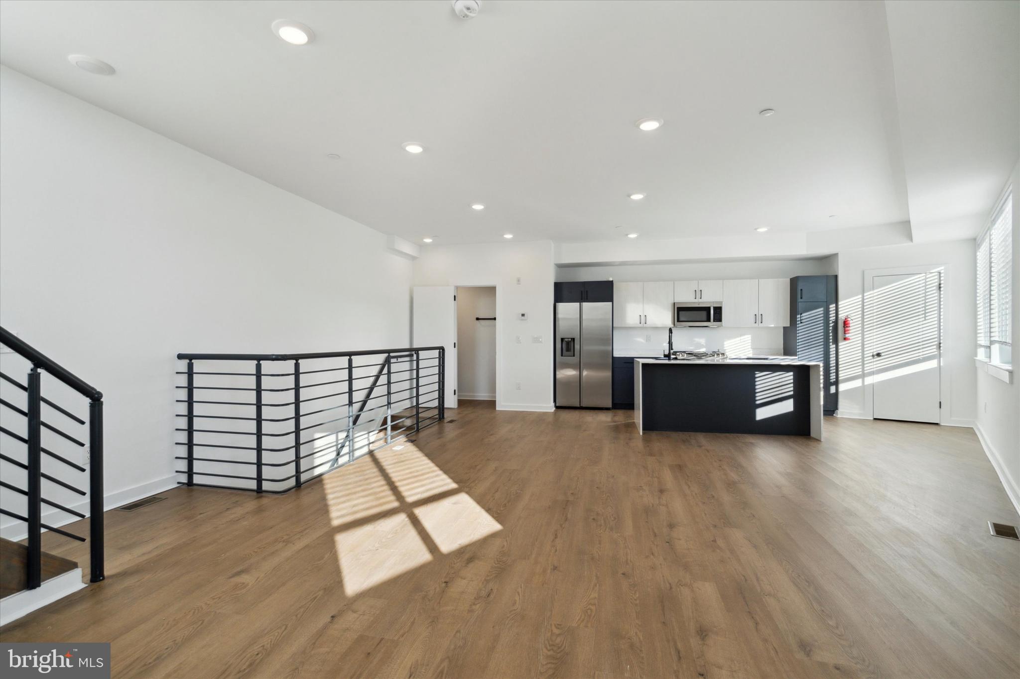 POINT BREEZE - Commercial Sale