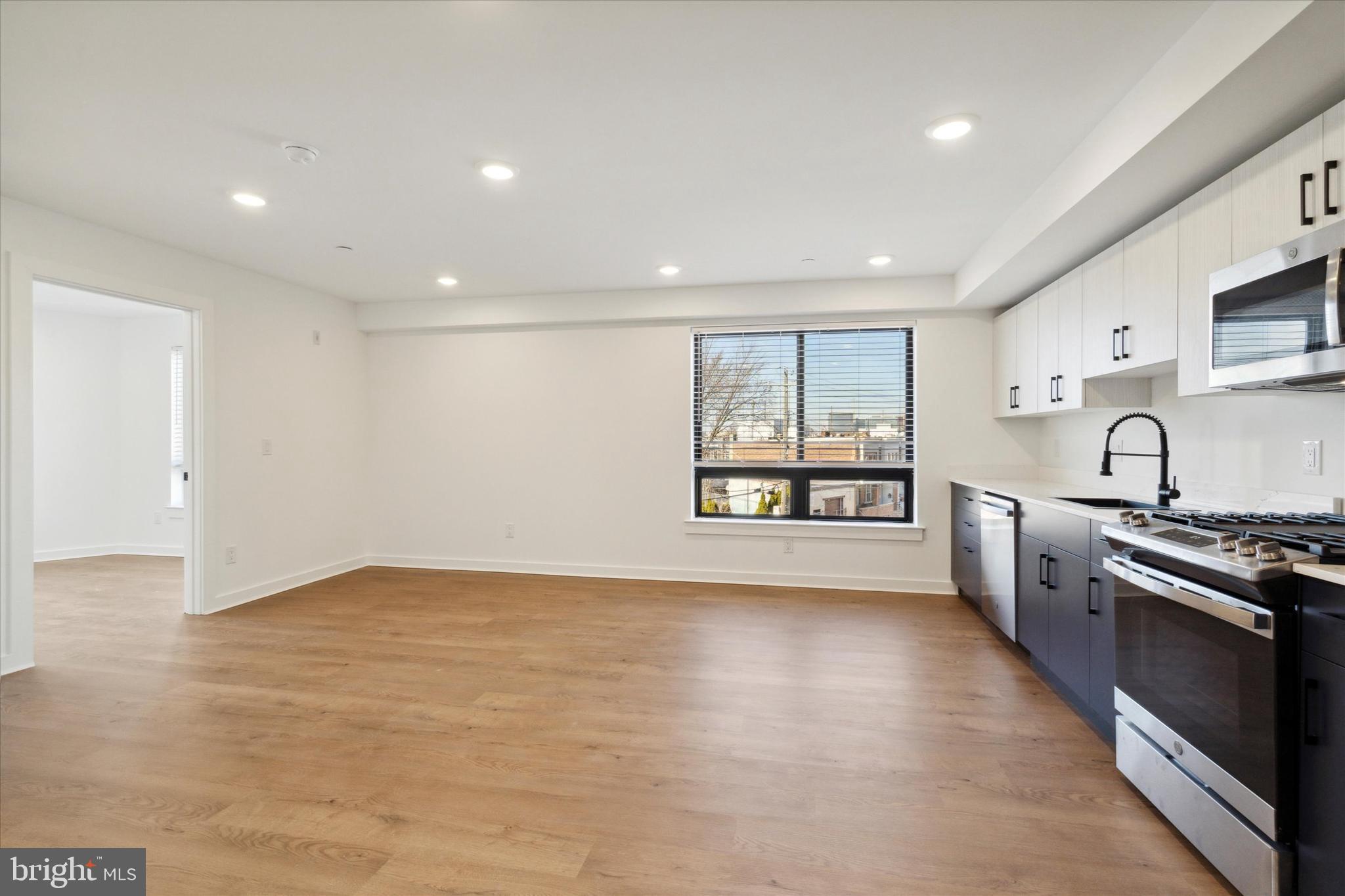 POINT BREEZE - Commercial Sale