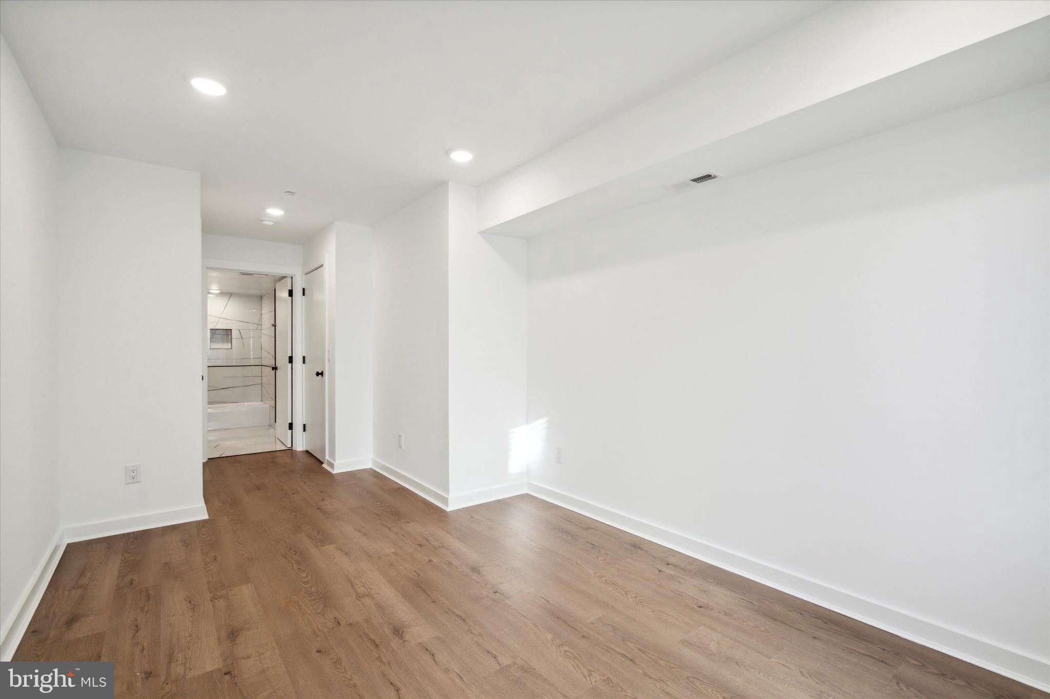 POINT BREEZE - Commercial Sale