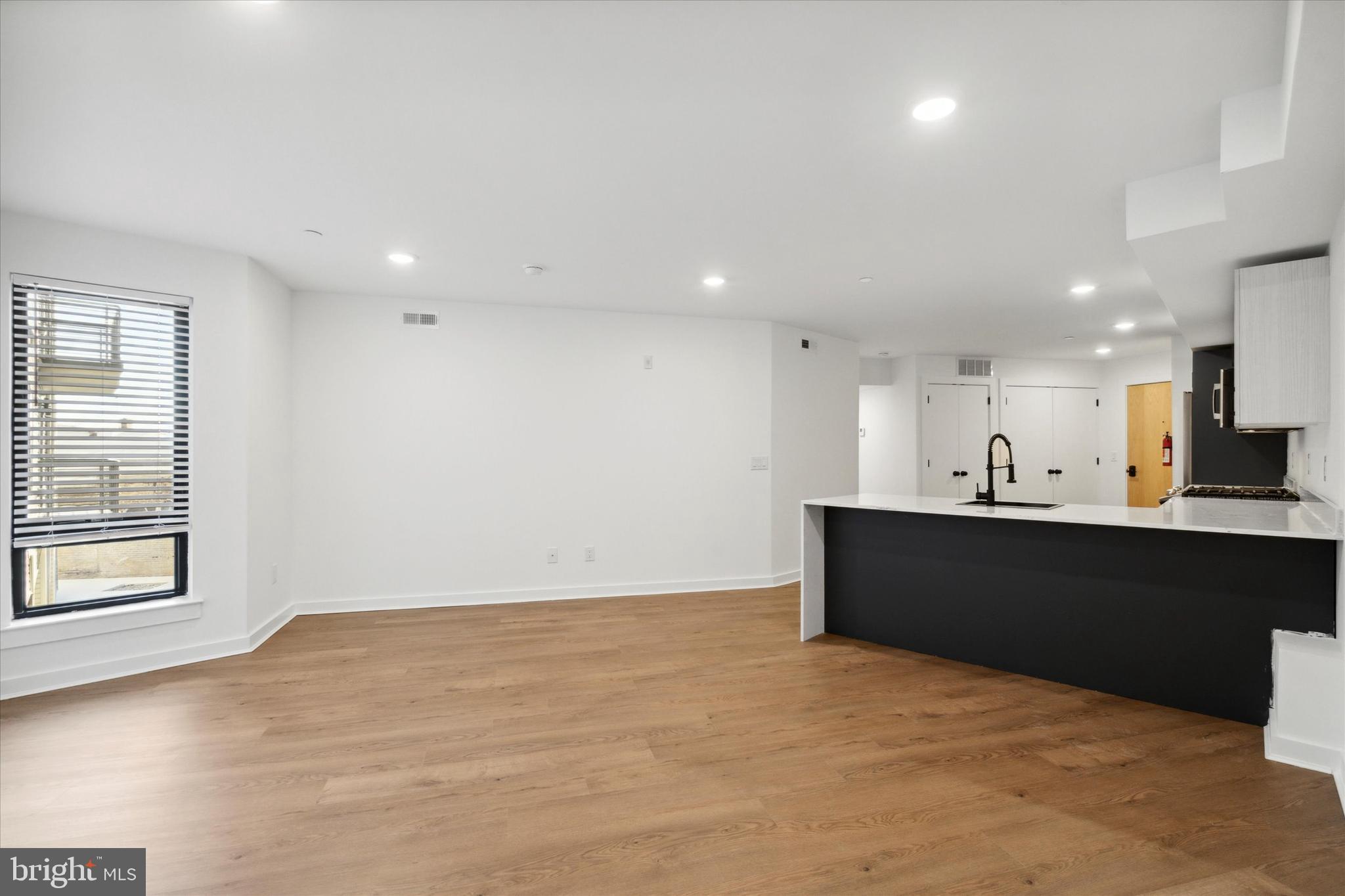 POINT BREEZE - Commercial Sale