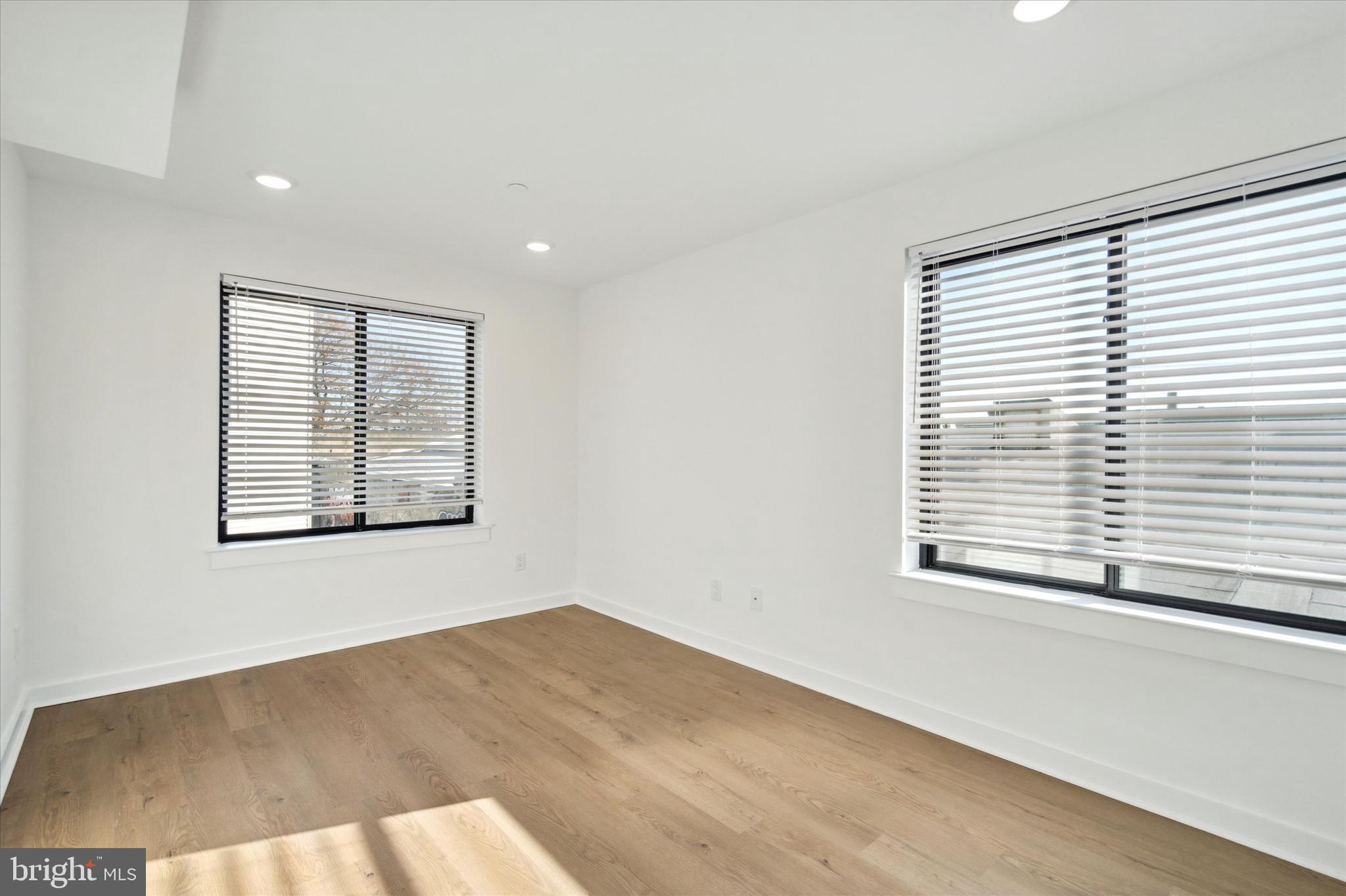 POINT BREEZE - Commercial Sale