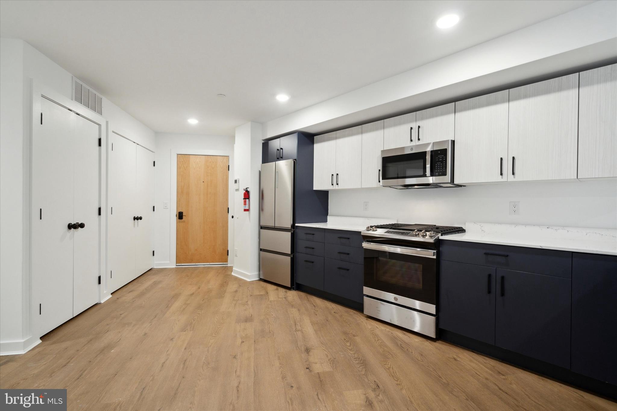 POINT BREEZE - Commercial Sale