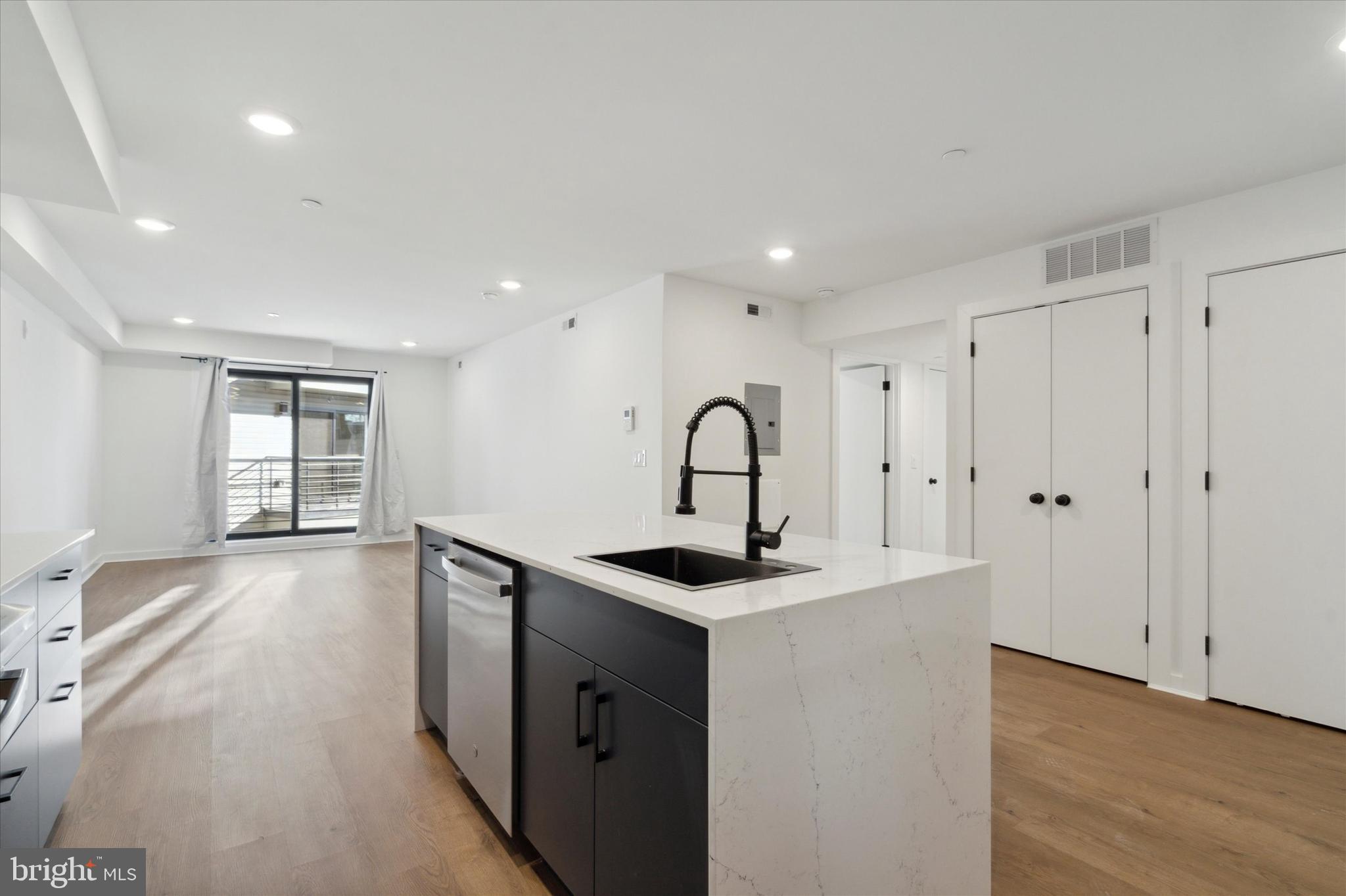 POINT BREEZE - Commercial Sale