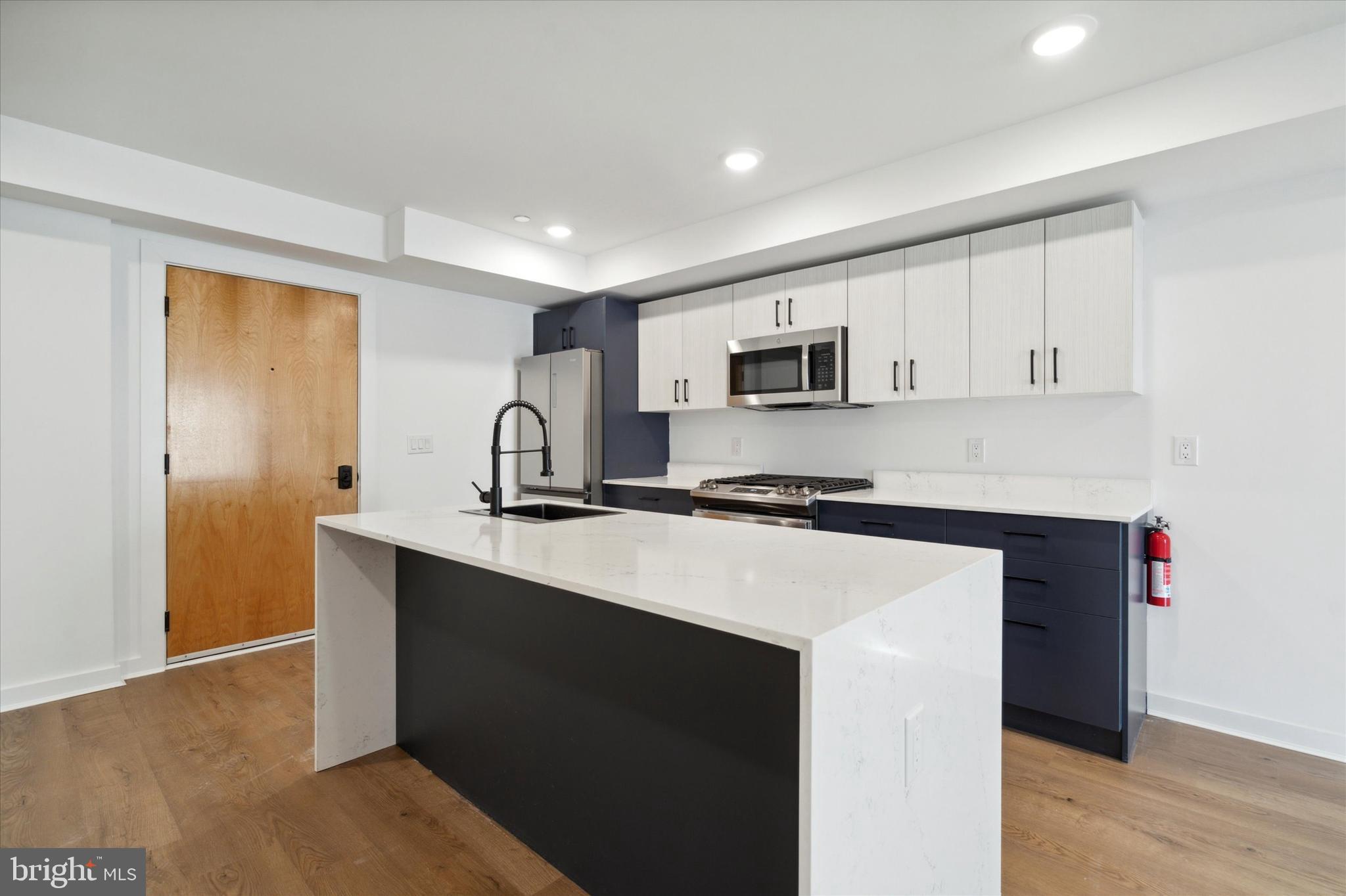 POINT BREEZE - Commercial Sale