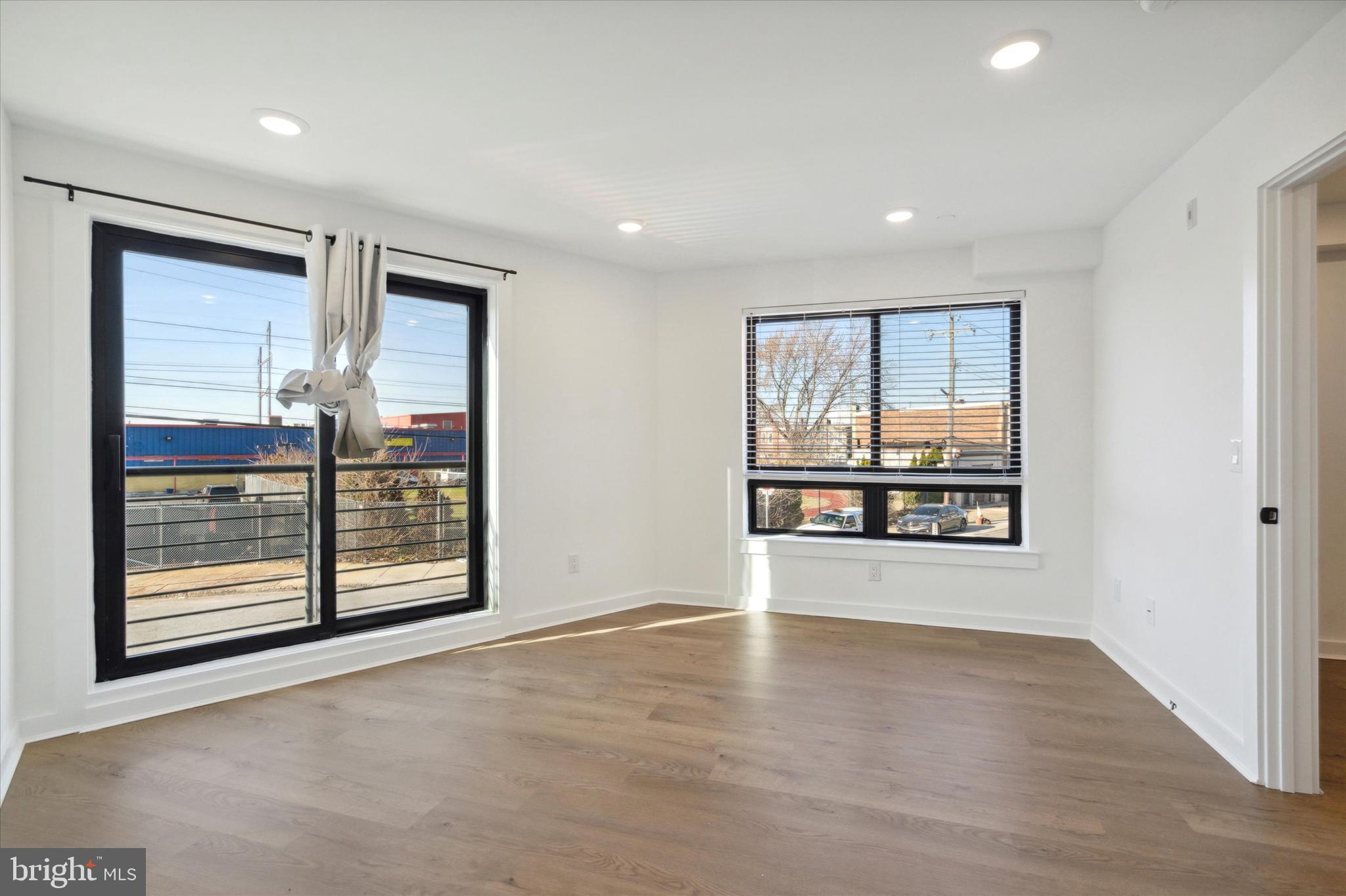 POINT BREEZE - Commercial Sale