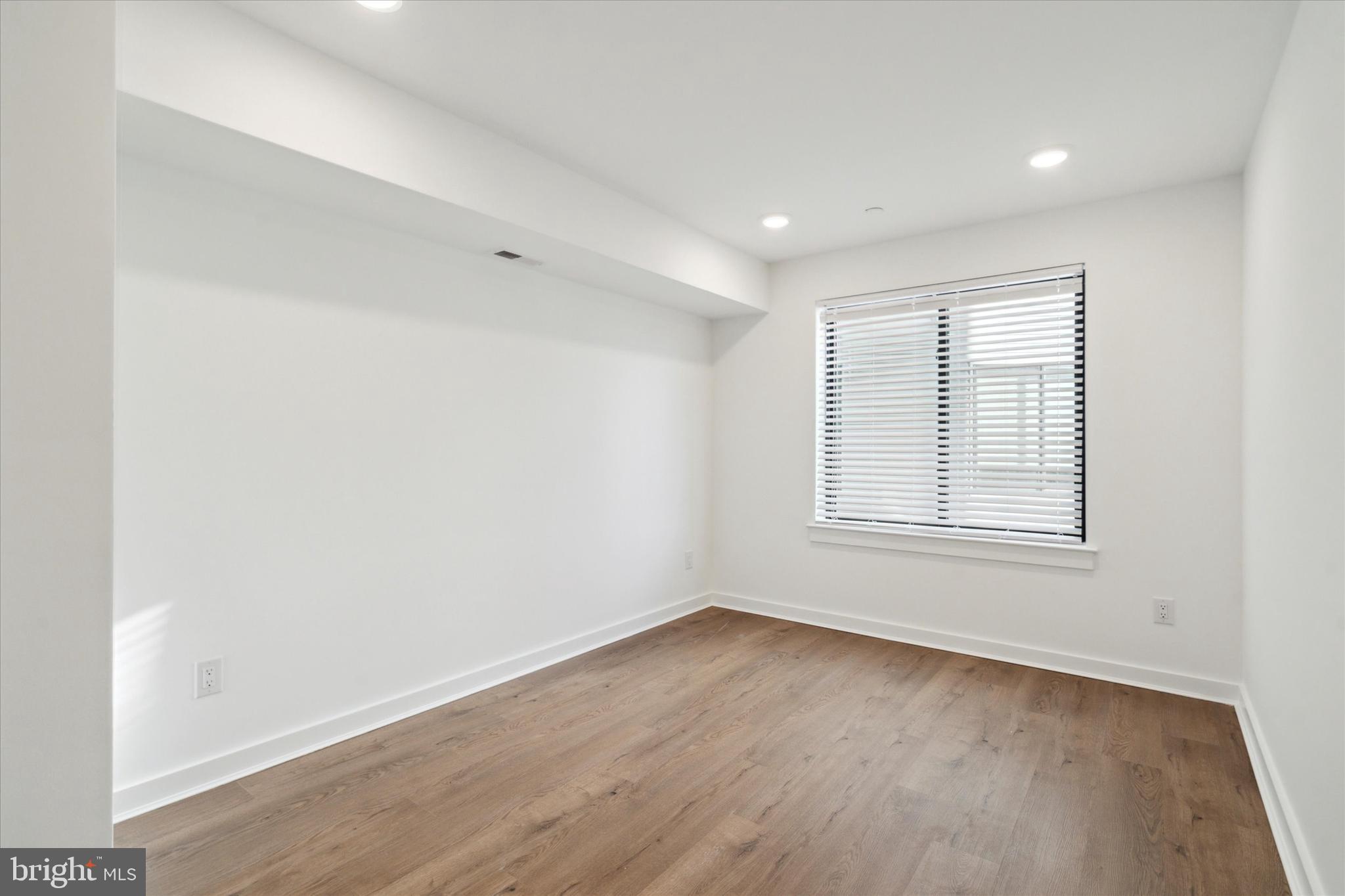 POINT BREEZE - Commercial Sale