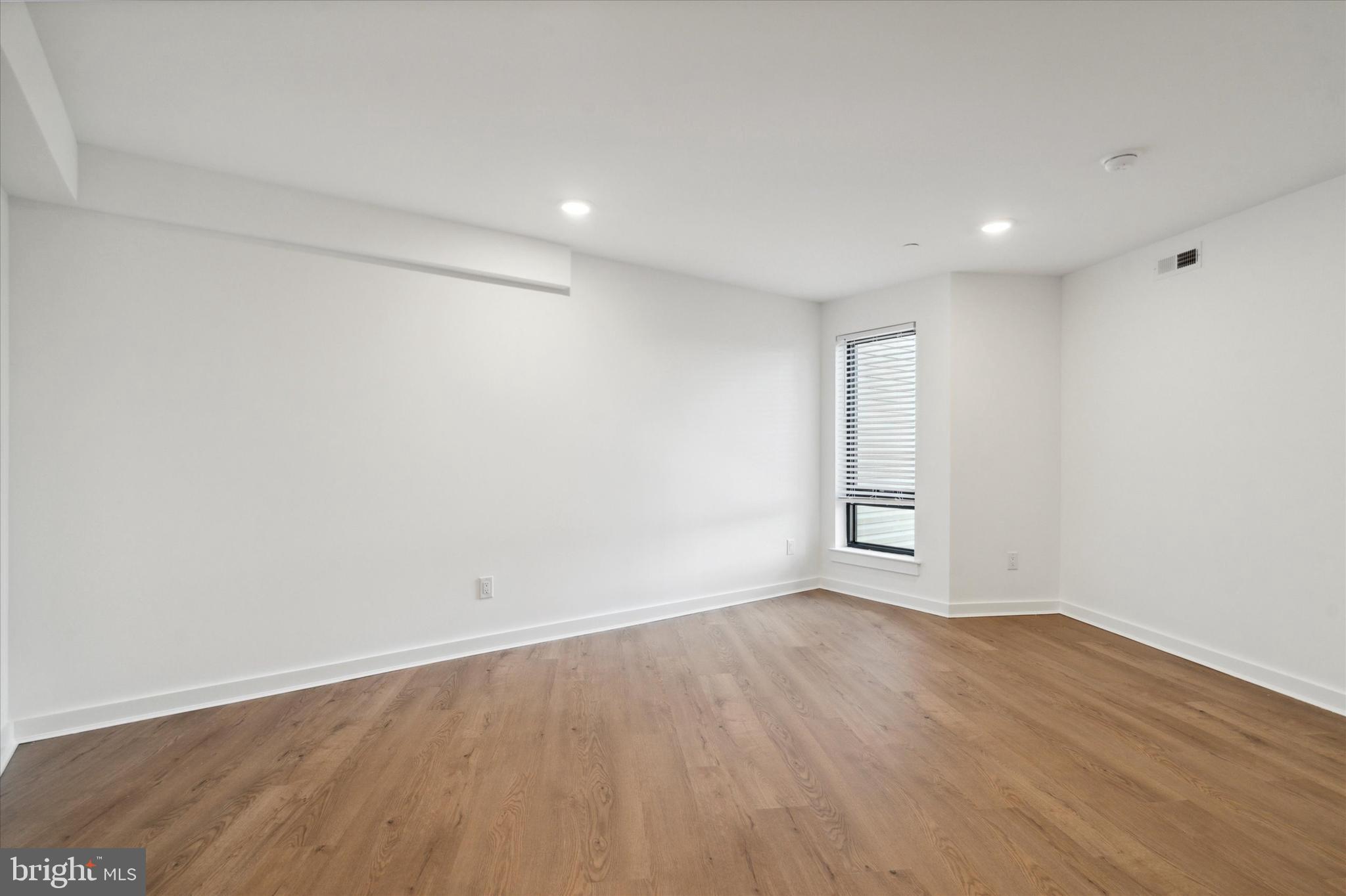 POINT BREEZE - Commercial Sale